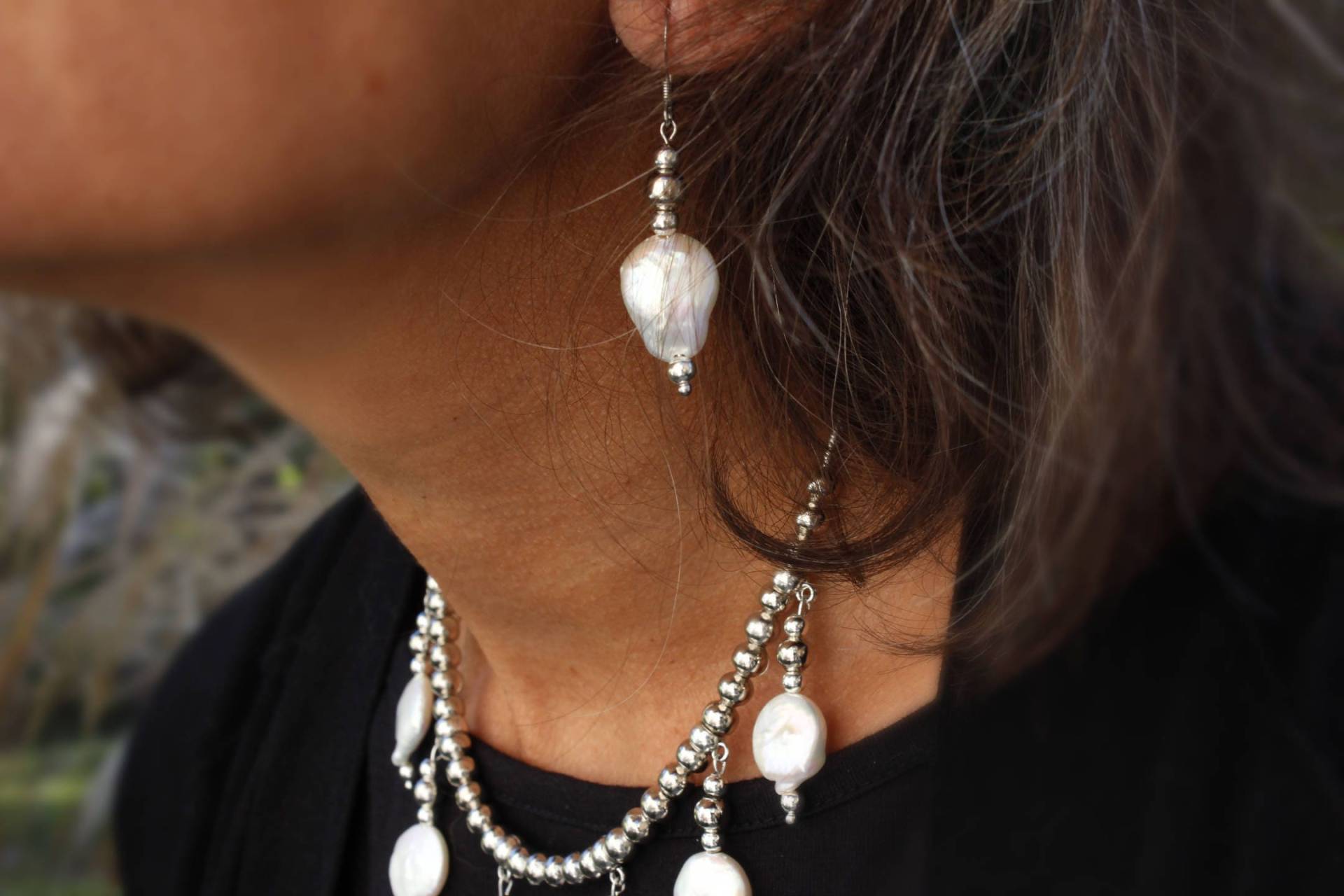 Weiße Barocke Münzperle Ohrhänger Edelstahl von SeaRanchJewelry