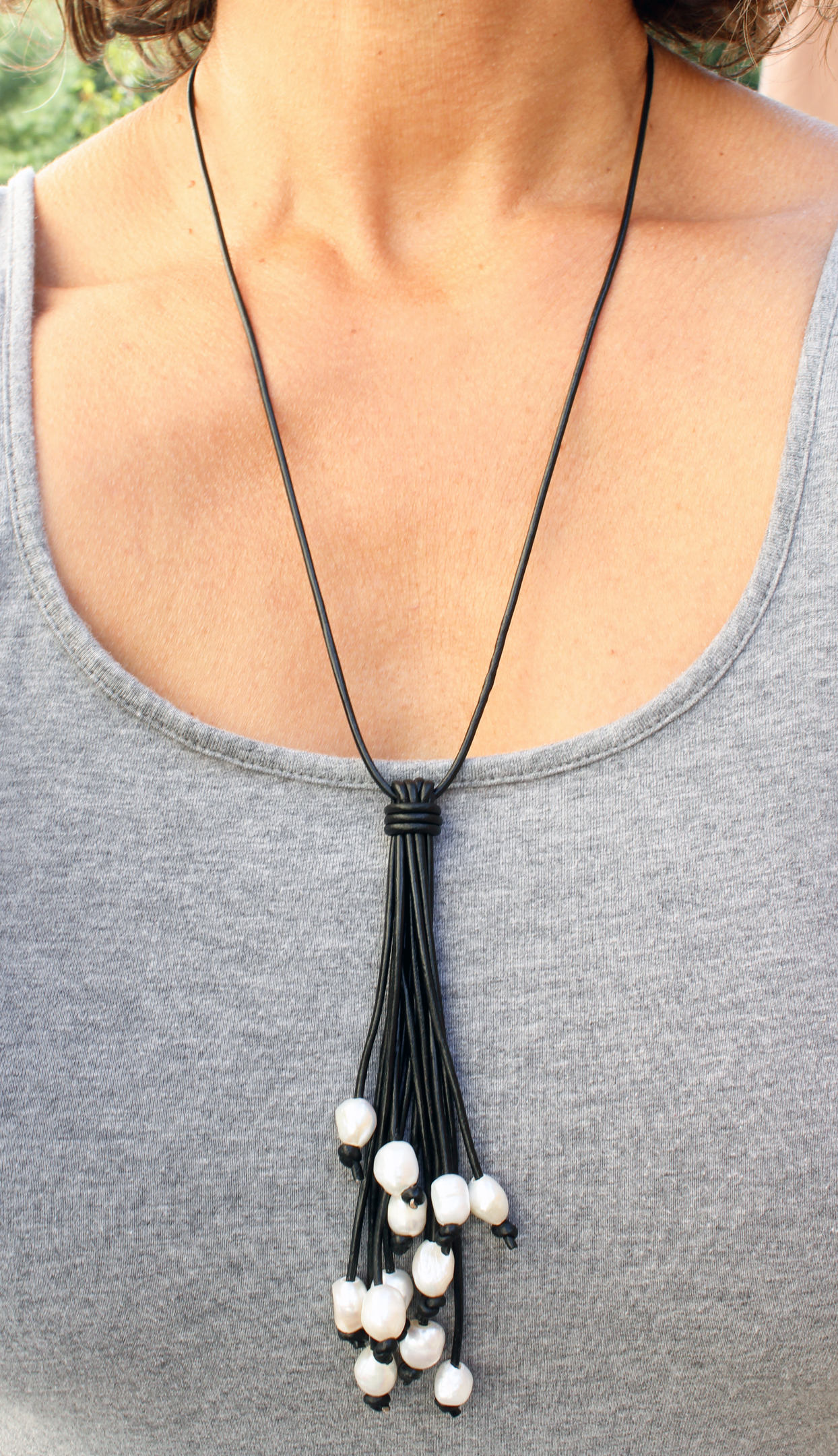 Weiße Perlen Leder Quaste Halskette | Kartoffelperlen & Lederhalskette Echter Perlenschmuck Süßwasser Perlenkette von SeaRanchJewelry