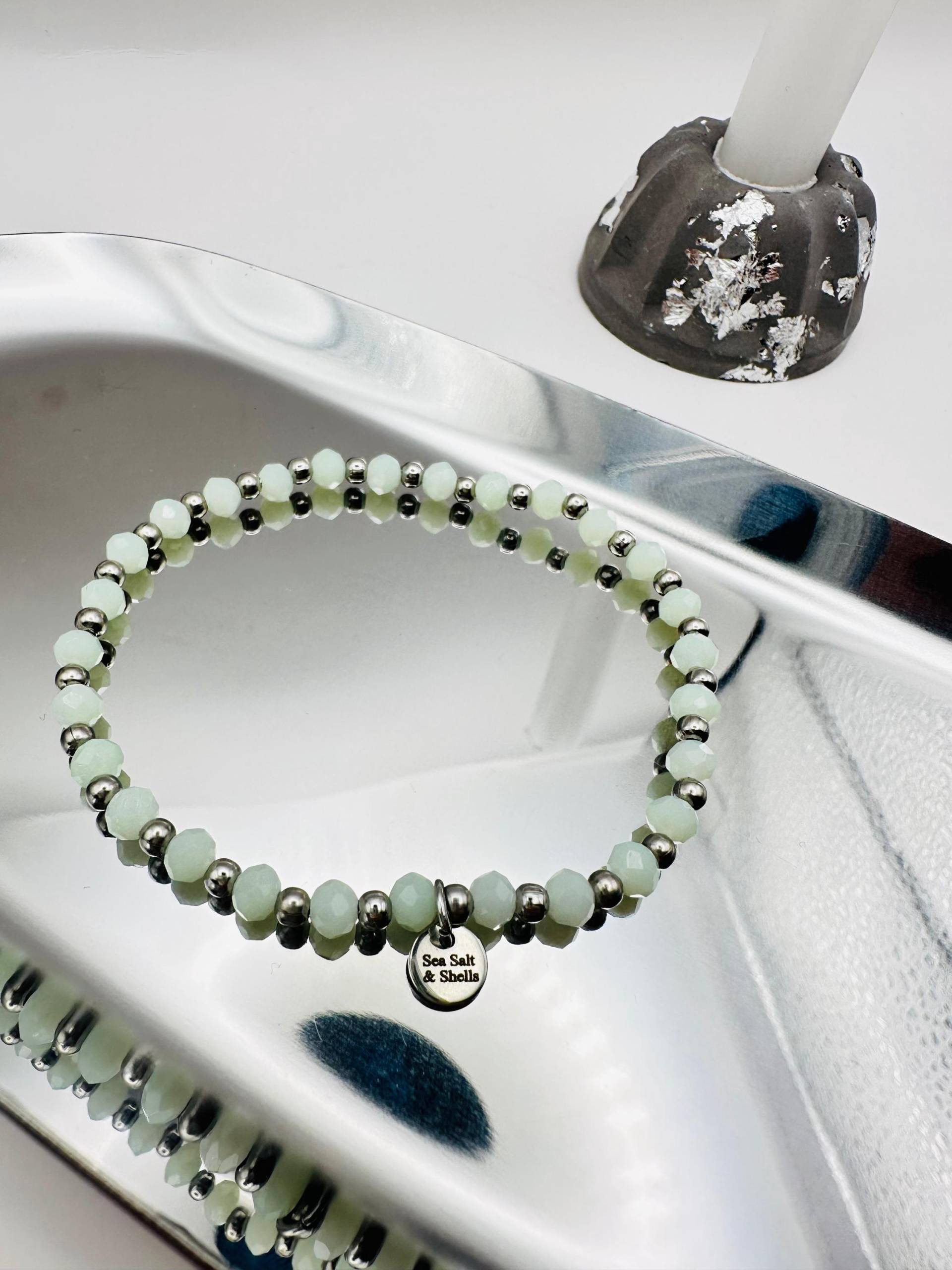 Armband Aus Edelstahl Und Glas Perlen in Mint Grün Silber Mit Logo-Anhänger - Morning Harmony Armband Aus Edelstahl Und Glas Perlen in Mint Grün Silber Mit Logo-Anhänger - Morning Harmony von SeaSaltandShellss