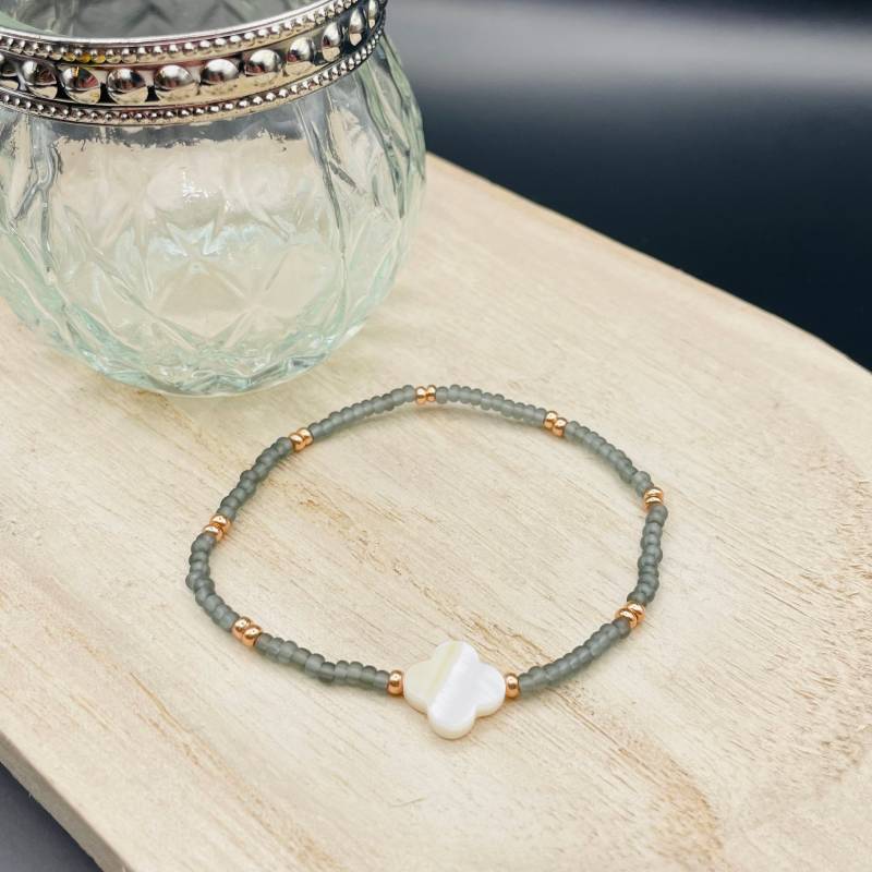 Armband Perlen Glasperlen Perlmutt Kleeblatt Grau Rosé Handmade Classic Jewellery Geschenk von SeaSaltandShellss