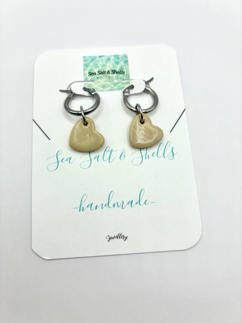 Creolen Aus Silberfarbenen Edelstahl Mit Herzanhänger in Beige - Sand Damenohrringe Kleinem Herzcharm Littlesandheart Creolen Aus Silberfarbenen Edelstahl Mit Herzanhänger in Beige - Sand Damenohrringe Kleinem Herzcharm Littlesandheart von SeaSaltandShellss