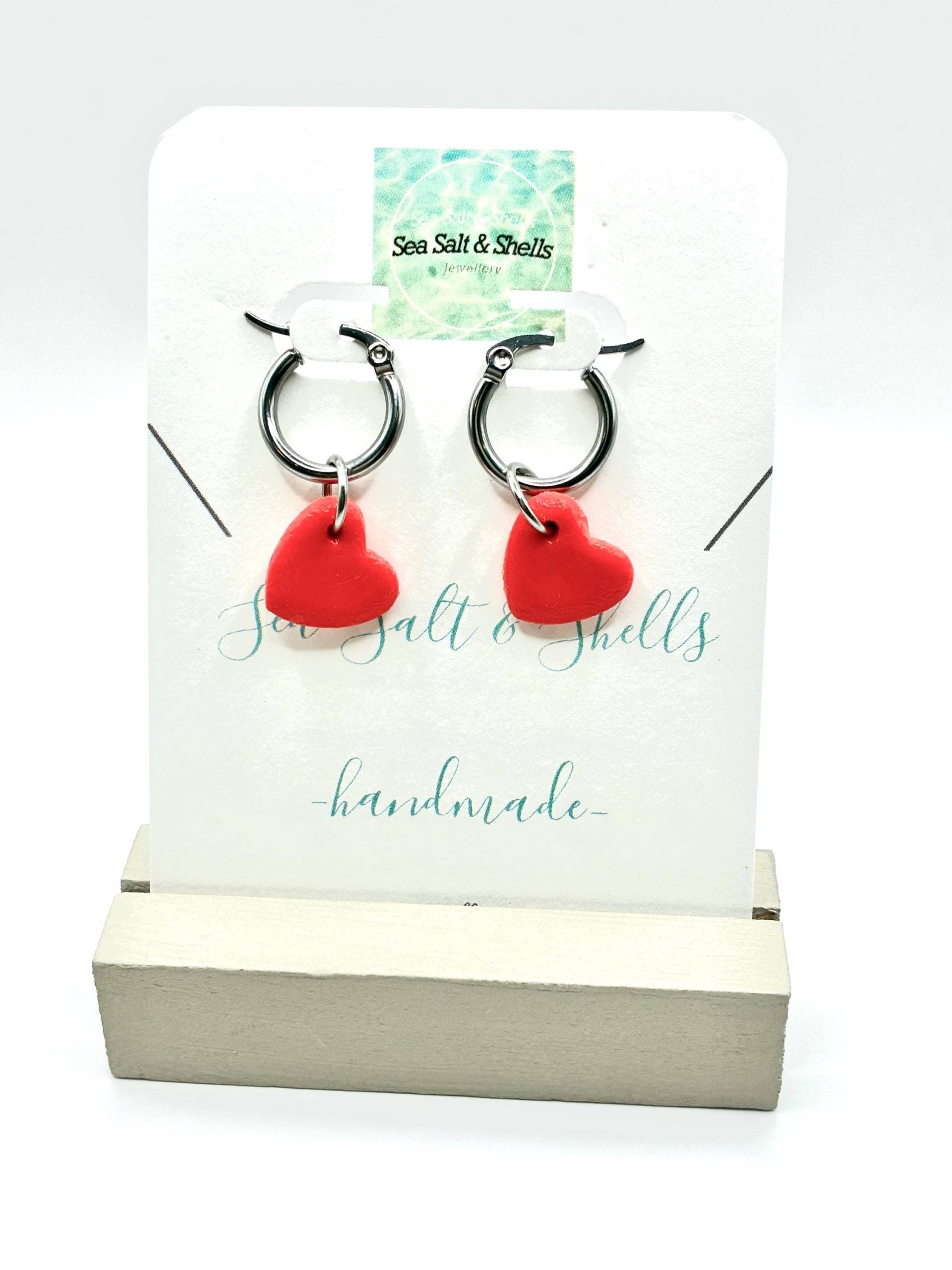 Creolen Aus Silberfarbenen Edelstahl Mit Herzanhänger in Rot - Damenohrringe Kleinem Herzcharm Littleredheart Creolen Aus Silberfarbenen Edelstahl Mit Herzanhänger in Rot - Damenohrringe Kleinem Herzcharm Littleredheart von SeaSaltandShellss