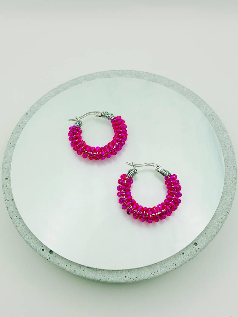 Creolen Mit Glasperlen in Neonpink Auf Silberfarbenen Edelstahlohrringen - Ohrringe Sommerfarben Zum Einhängen Circledarkpink Creolen Mit Glasperlen in Neonpink Auf Silberfarbenen Edelstahlohrringen - Ohrringe Sommerfarben Zum Einhängen Circledarkpink von SeaSaltandShellss
