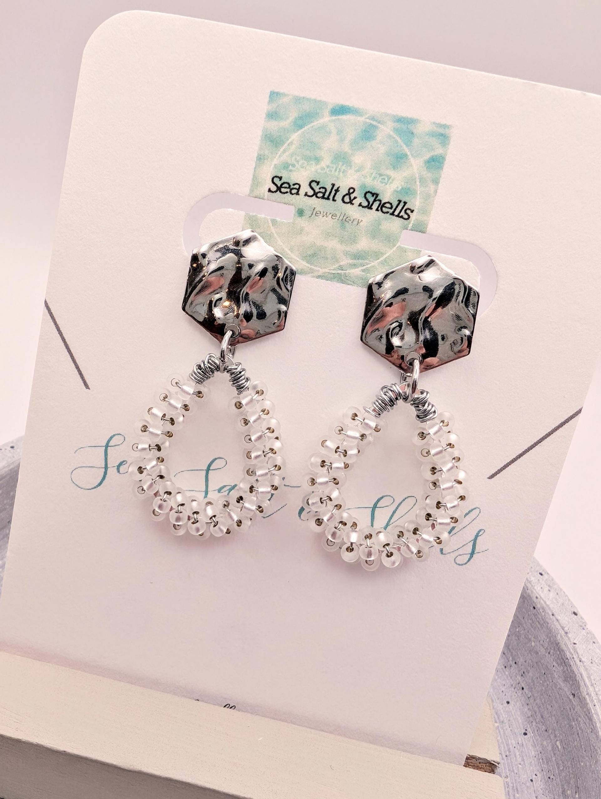 Ohrringe Creolen, Tropfen, Aus Glas Perlen, Jewerelly, Schmuck, Handmade, Groß, Weiss, Silber, Edelstahl, Cloudy Ohrringe Creolen, Tropfen, Aus Glas Perlen, Jewerelly, Schmuck, Handmade, Groß, Weiss, Silber, Edelstahl, Cloudy von SeaSaltandShellss
