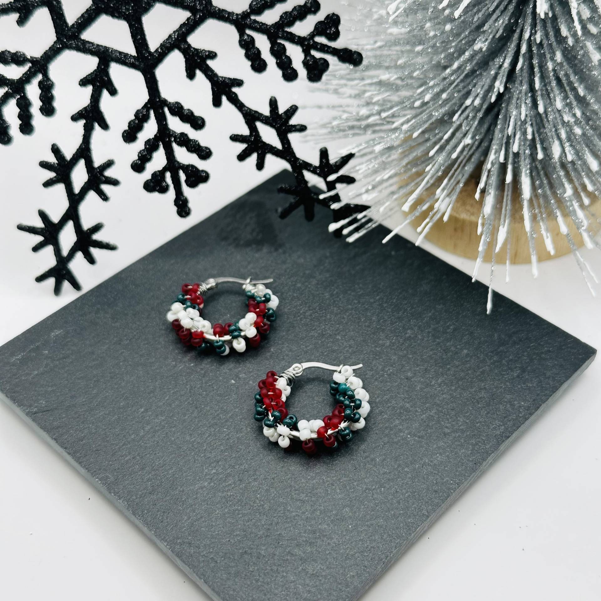 Ohrringe Creolen Aus Glas Perlen, Jewerelly, Schmuck, Handmade, Groß, Weihnachten, Christmas, in Rot, Grün, Weiß, Modeschmuck von SeaSaltandShellss