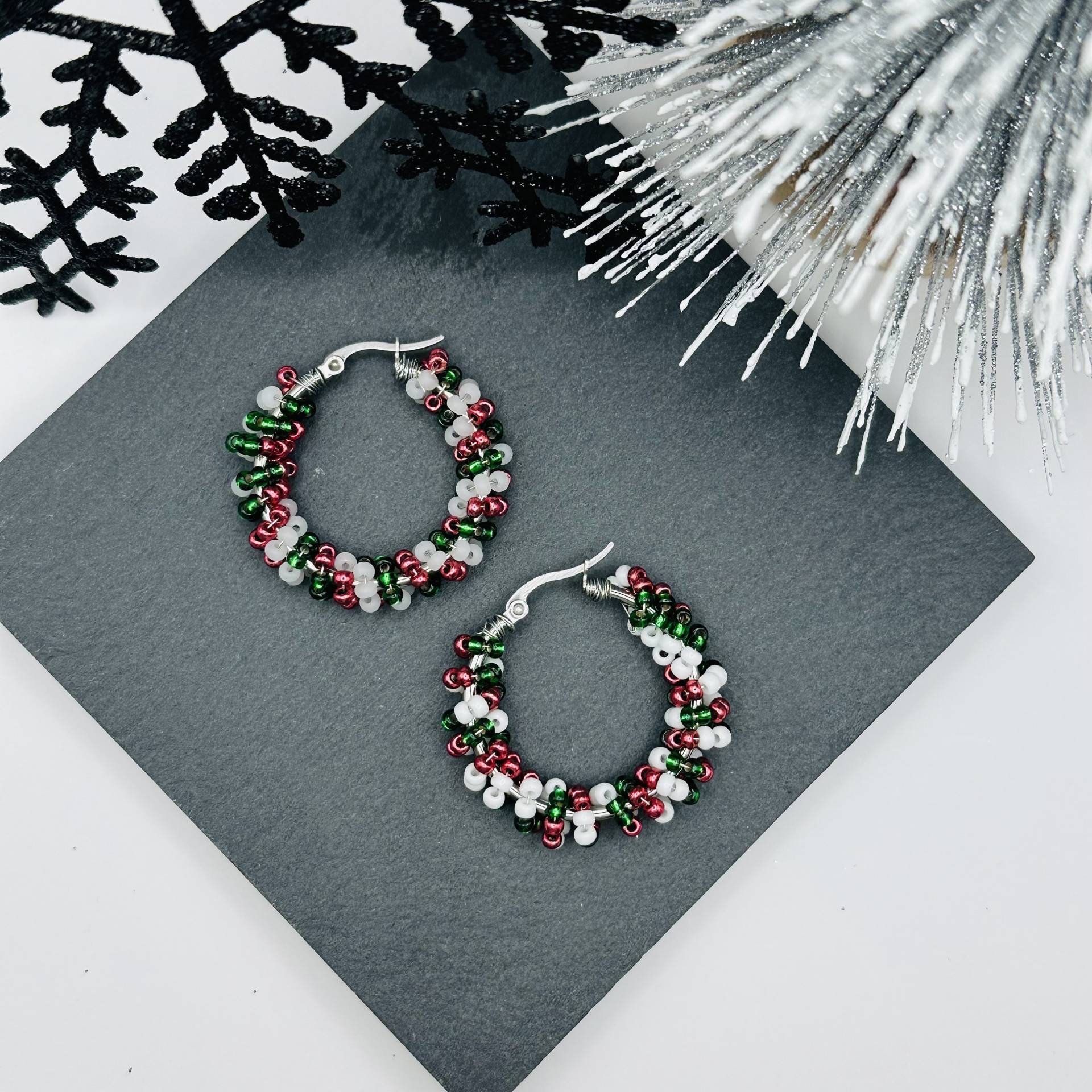 Ohrringe Creolen Aus Glas Perlen, Jewerelly, Schmuck, Handmade, Groß, Weihnachten, Christmas, in Rot, Grün, Weiß, Modeschmuck von SeaSaltandShellss