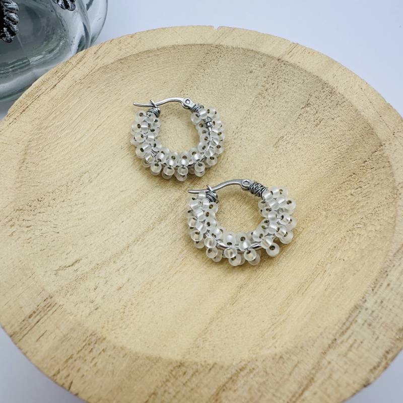 Ohrringe Creolen Aus Glas Perlen, Jewerelly, Schmuck, Handmade, Klein, Silber, Perlmutt, Weiß, Creme, Modeschmuck von SeaSaltandShellss