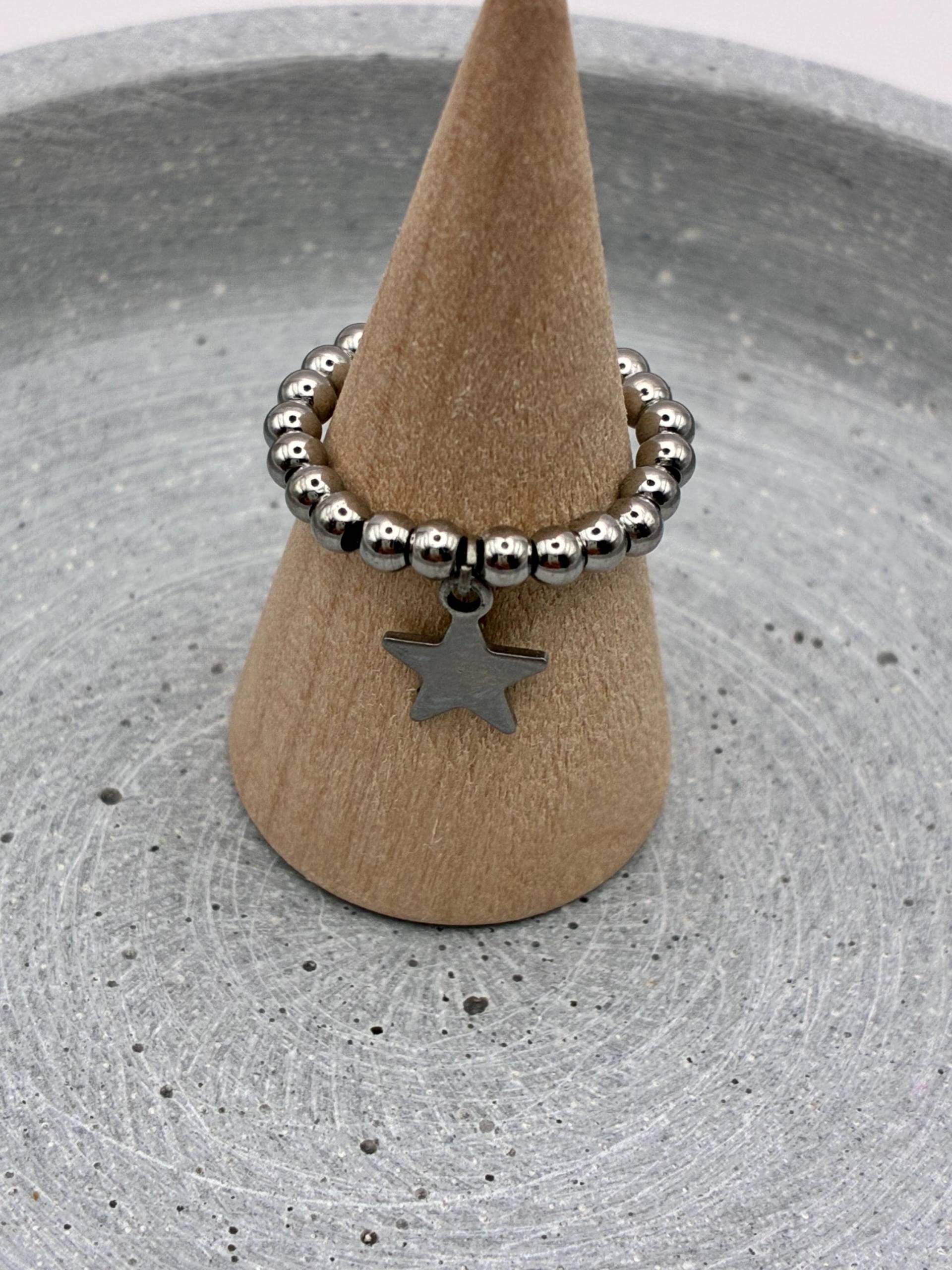 Ring Edelstahl in Silberfarben Mit Stern Anhänger 3 Mm Kugeln Elastisch Und Flexibel Starofstell Ring Edelstahl in Silberfarben Mit Stern Anhänger 3 Mm Kugeln Elastisch Und Flexibel Starofstell von SeaSaltandShellss