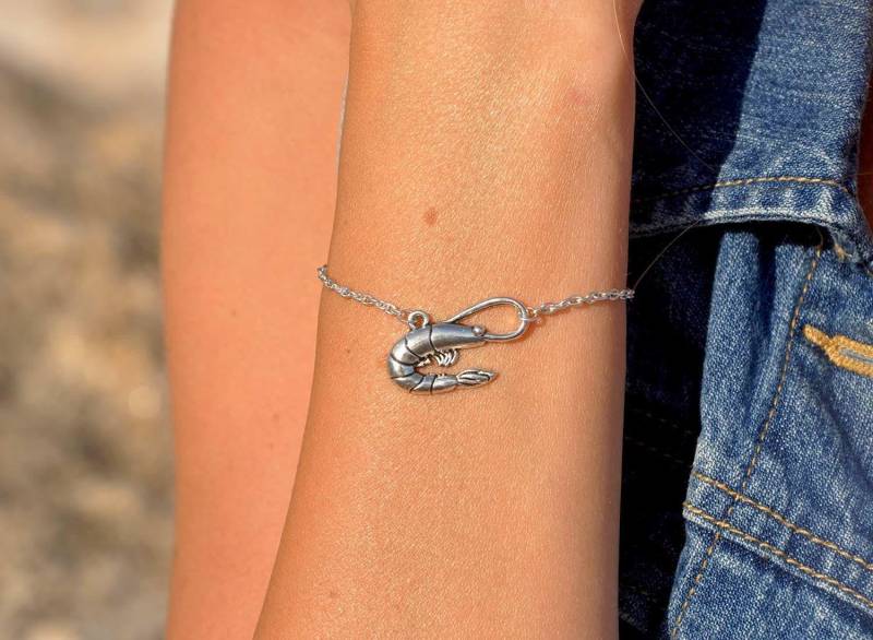 Garnelenarmband Von Sea Side Motive in Silber | Personalisieren Sie Ihr Niedliches Shrimp Armband Mit Benutzerdefinierter Initiale Als von SeaSideMotifs