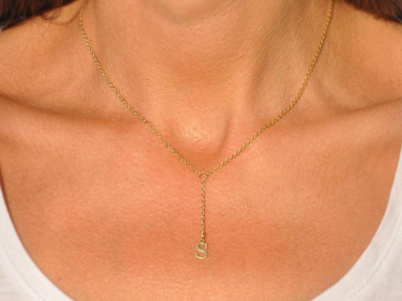 Gold Filled Initial Lariat Halskette - Personalisierte Tropfen Mit Buchstabe Benutzerdefinierter Initiale, Geschenk Für Sie von SeaSideMotifs
