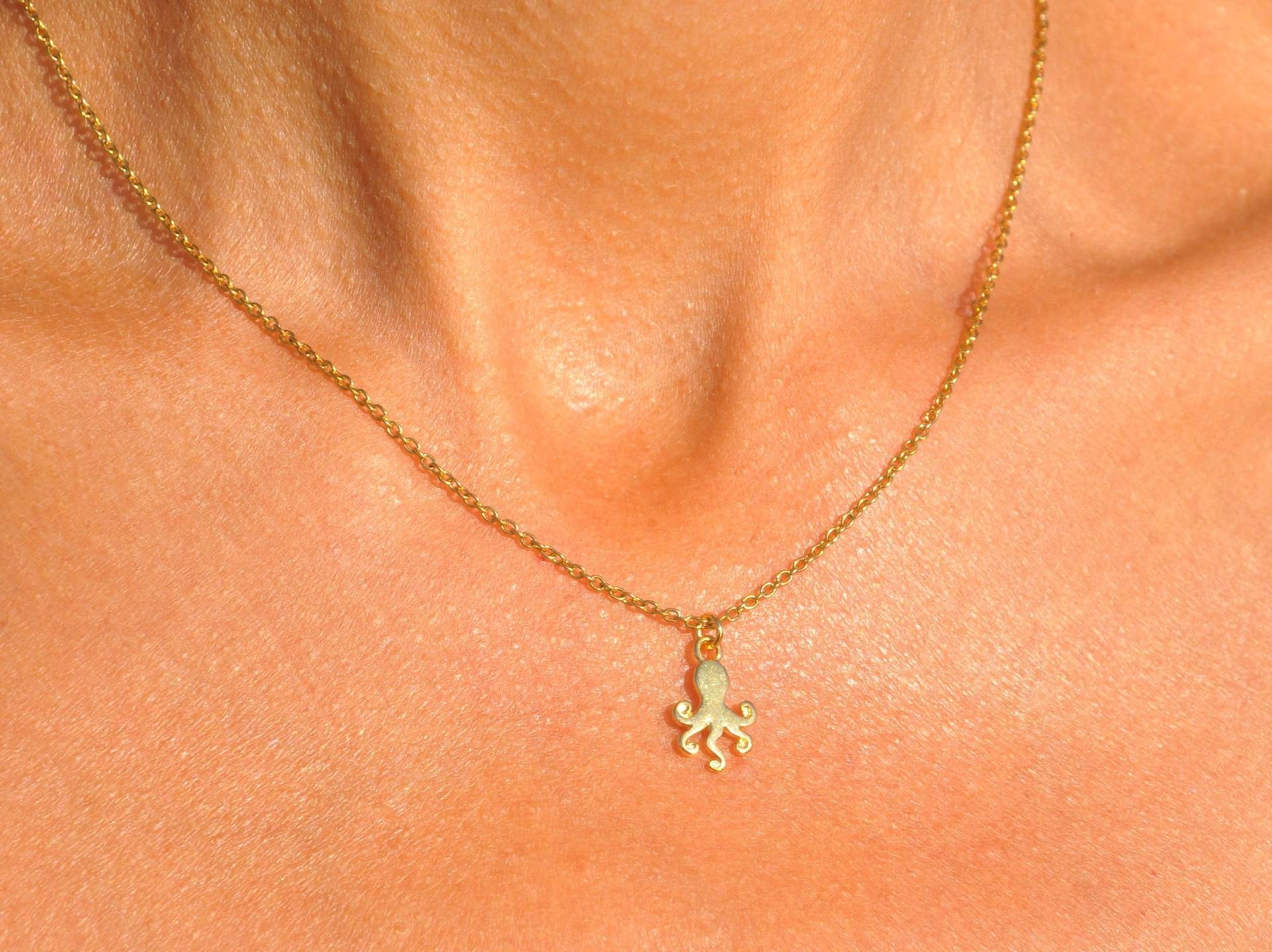Gold Oktopus Halskette | Personalisierte Kleine Krake Schmuck, Sea Life Halskette, Ocean Strand Geschenk Für Sie Gold Oktopus Halskette | Personalisierte Kleine Krake Schmuck, Sea Life Halskette, Ocean Strand Geschenk Für Sie von SeaSideMotifs