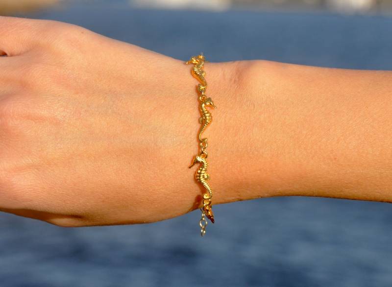Seepferdchen Gliederarmband in Gold Oder Silber Von Sea Side Motive | Personalisieren Sie Ihr Seepferdchenarmband Mit Benutzerdefinierter Initiale von SeaSideMotifs
