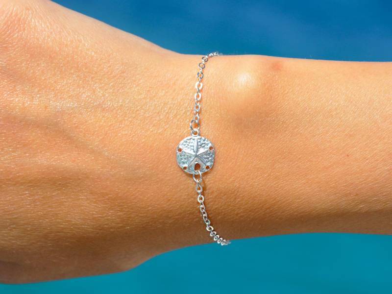 Sterling Silber Sand Dollar Armband Mit Initial | Personalisierte Strand Schmuck, Armband, Ocean Sea Life Schmuck von SeaSideMotifs