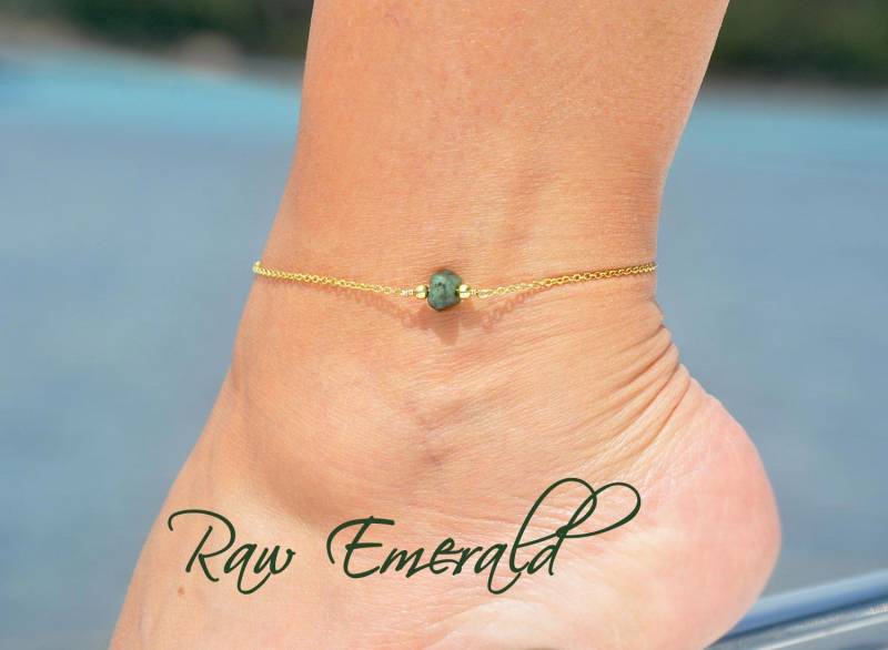 Zierliches Roh Smaragd Fußkettchen in Sterling Silber Gold Oder Rosegold Fill Von Seaside Motifs von SeaSideMotifs