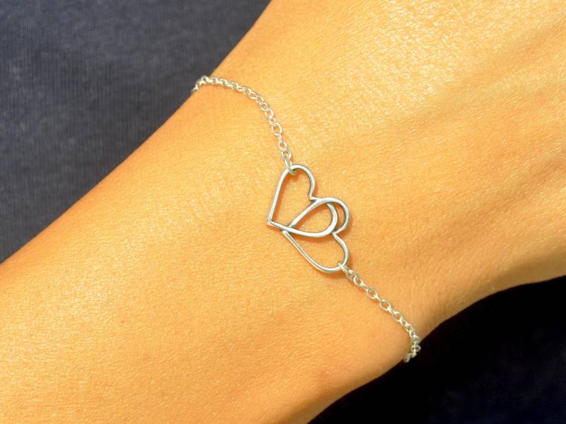 Zwei Herzen Armband in Silber Gold Und Rose Von Seasidemotifs | Personalisieren Sie Ihr Doppelherz-Armband Als Perfektes Geschenk Zum Muttertag von SeaSideMotifs