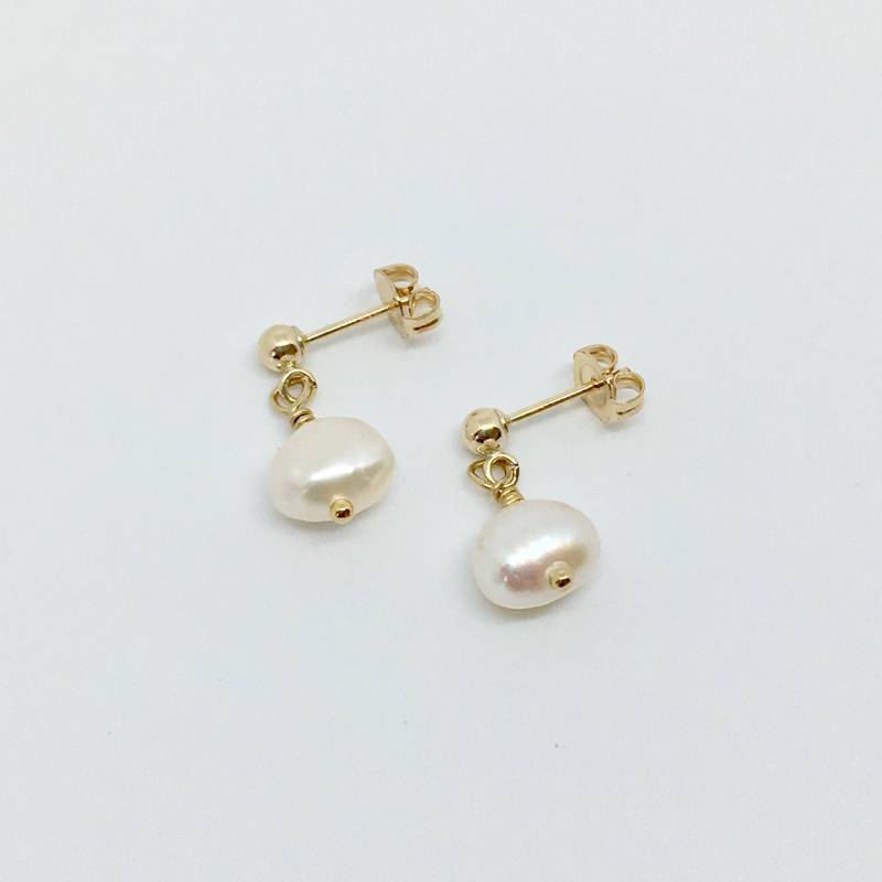 Süßwasserperle. Ohrstecker. Ohrringe. Goldfill. Kleiner Tropfen. Perle von SeaSurfRocks