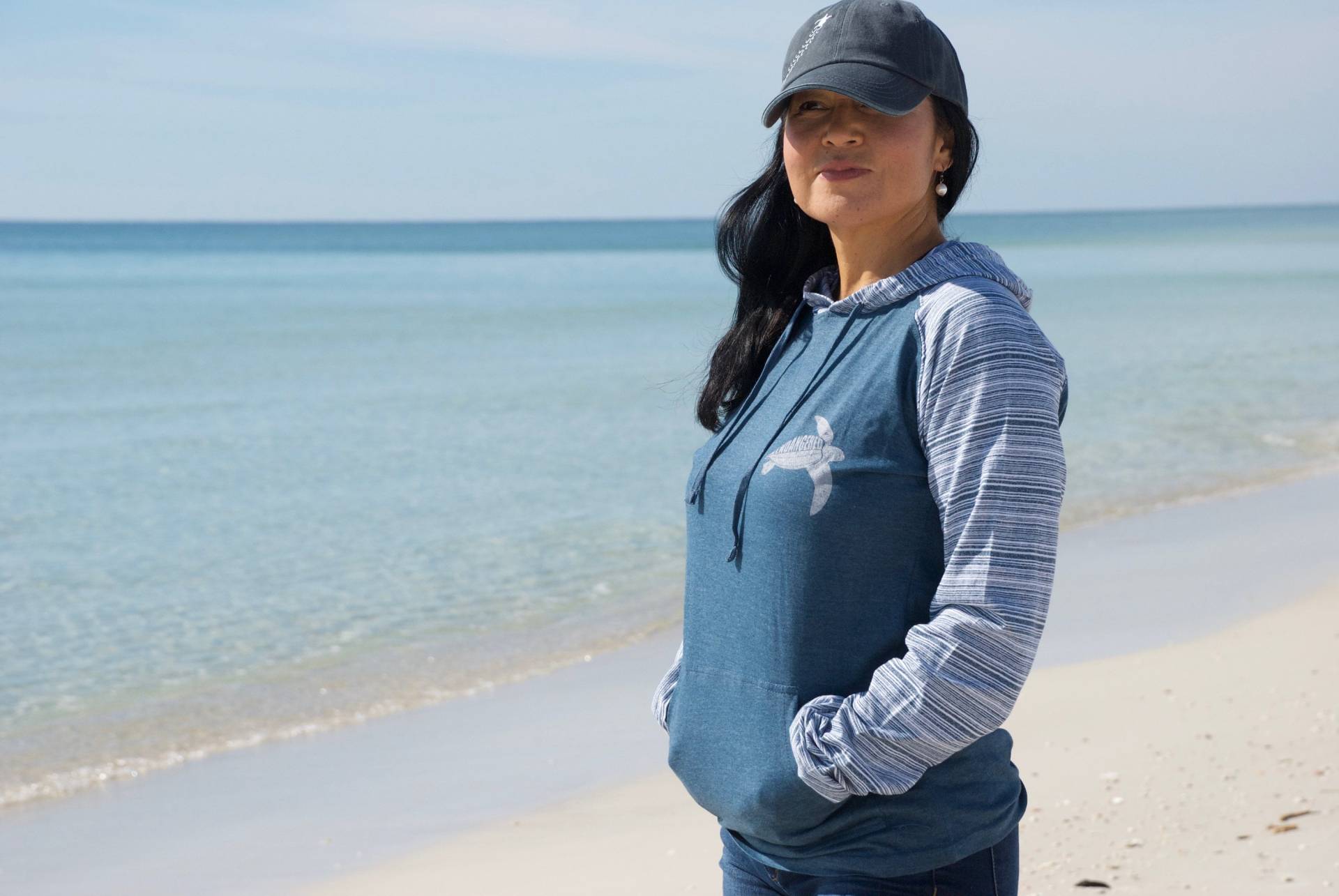 Sea Turtle T-Shirt Hoodie Gefährdet Mit Taschen von SeaTurtleHearts