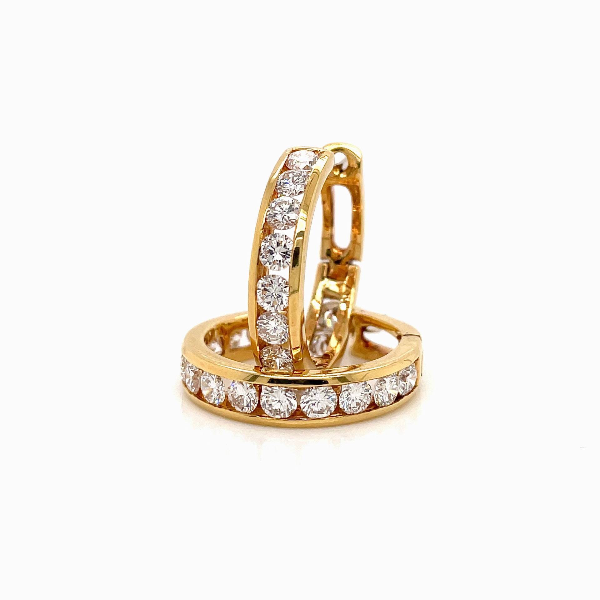 3.90Carat Channel Set Huggie Hoop Ohrringe Aus 750Er Gelbgold von SeaWaveDiamonds