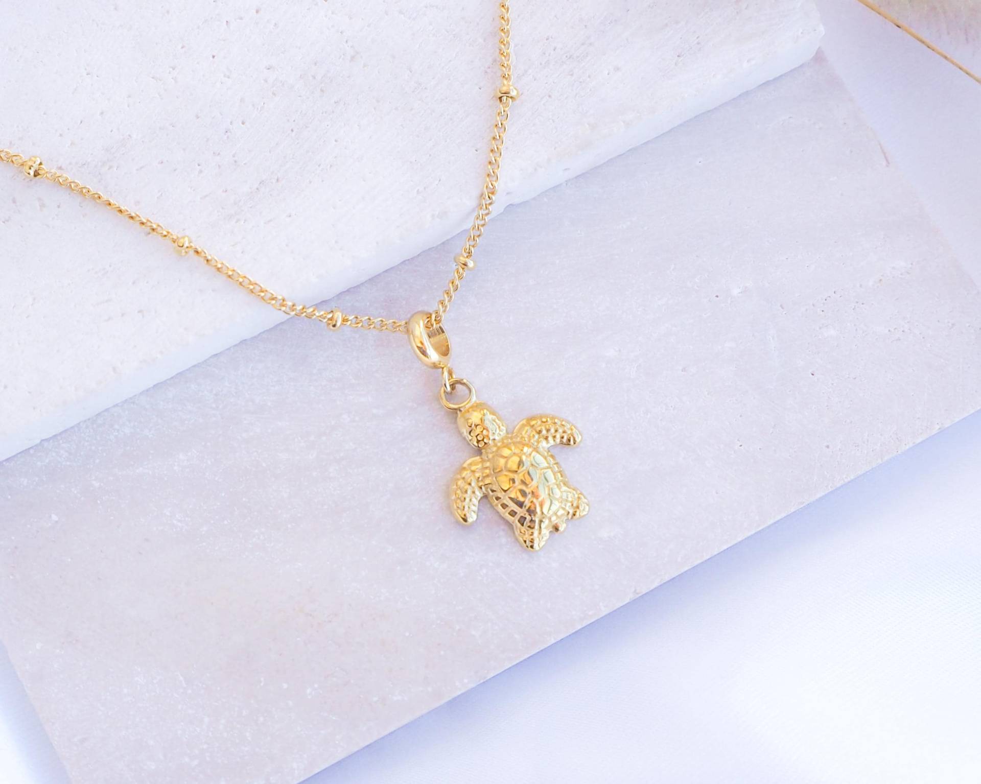 Gold Schildkröte Halskette, Baby Meeresschildkröte, Ozean-Inspirierter Schmuck Gold Schildkröte Halskette, Baby Meeresschildkröte, Ozean-Inspirierter Schmuck von SeabylouPT