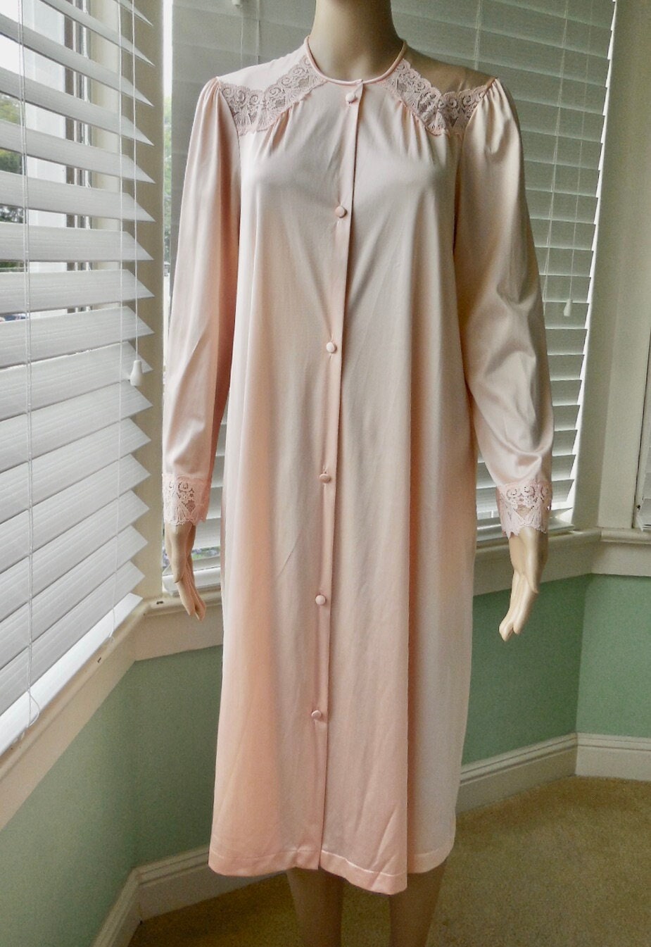60Er Jahre Nylon Hausmantel Vanity Fair Volle Länge Nylon Robe Button Up Spitzenbesatz Langarm Dressing Größe S-Medium Usa von SeadawlVintage
