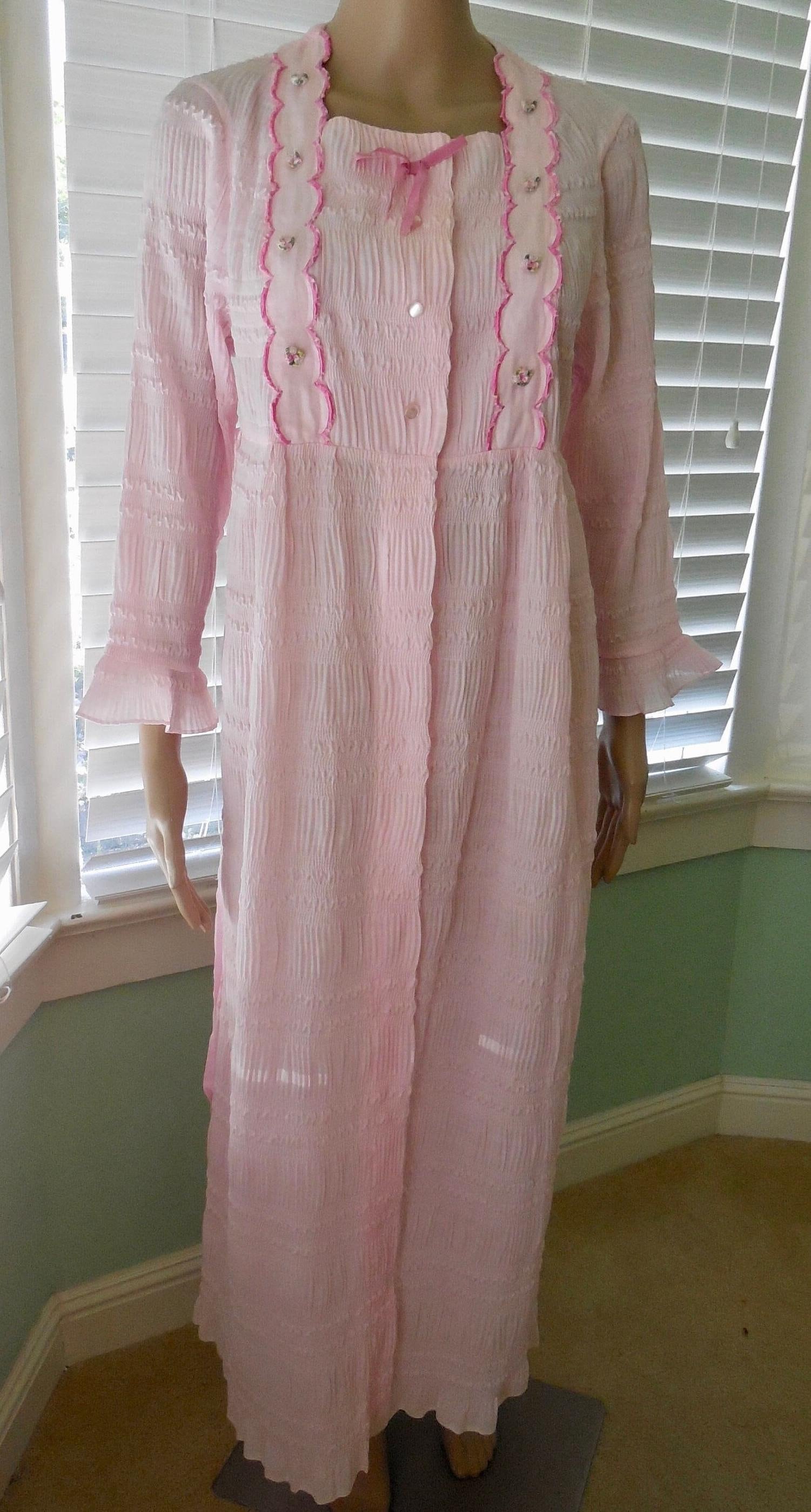 60Er Jahre Rosa Seersucker Robe Wacoal Volle Länge Snap Vorne Empire-Taille Rüschen Gestickte Trim Lange Haus Größe S-Medium von SeadawlVintage