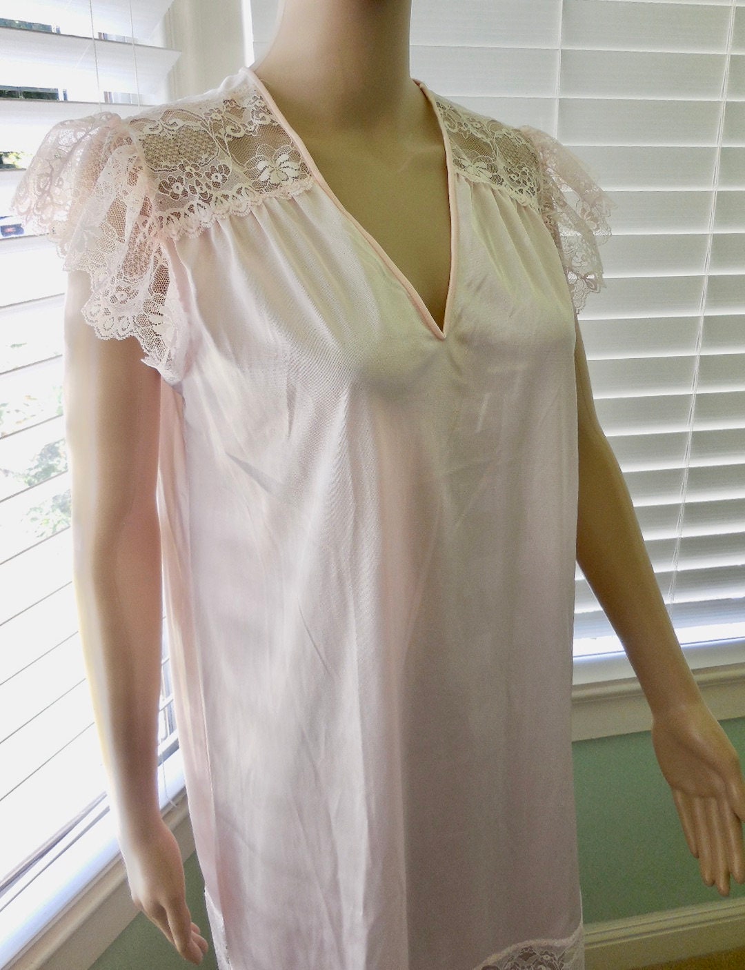 Pink Nylon Nachthemd Sears Kurze Babydoll Schiere Spitzenbesatz Flattern Flügelärmel V-Ausschnitt Größe Klein Bis Mittel Made in Den Usa von SeadawlVintage
