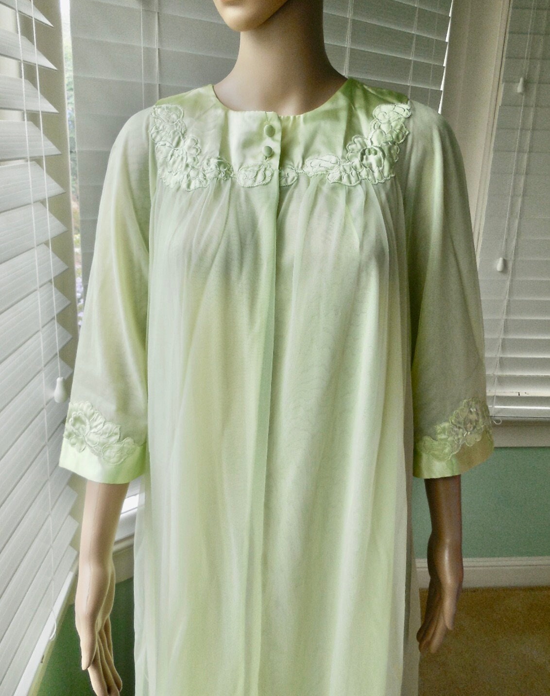 Vintage Doppel Chiffon Robe Gossard Artemis in Voller Länge Open Front Lime Grün Chiffon Elegante Mitte Des Jahrhunderts Satin Trim Größe Medium von SeadawlVintage