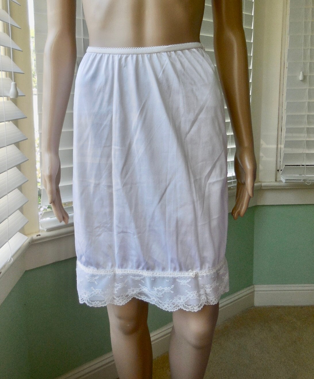 Weisser Halb Slip Kayser Vintage Halb Weiß Nylon Rock Schiere Chiffon Spitzenborte 70Er Jahre Größe X Small Made in Usa von SeadawlVintage