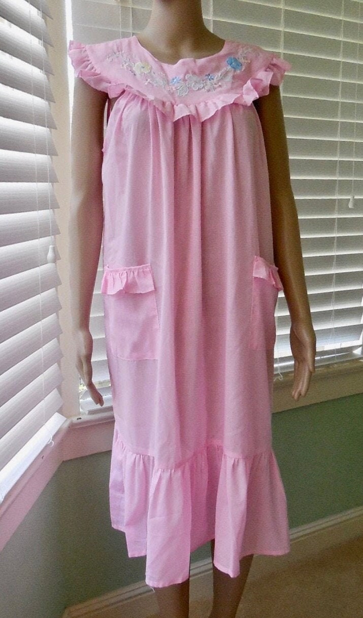 Rosa Rüschen Nachthemd Kittel Ärmelloses Gekräuseltes Besticktes Mieder Leichte Baumwolle Poly Größe M von SeadawlVintage
