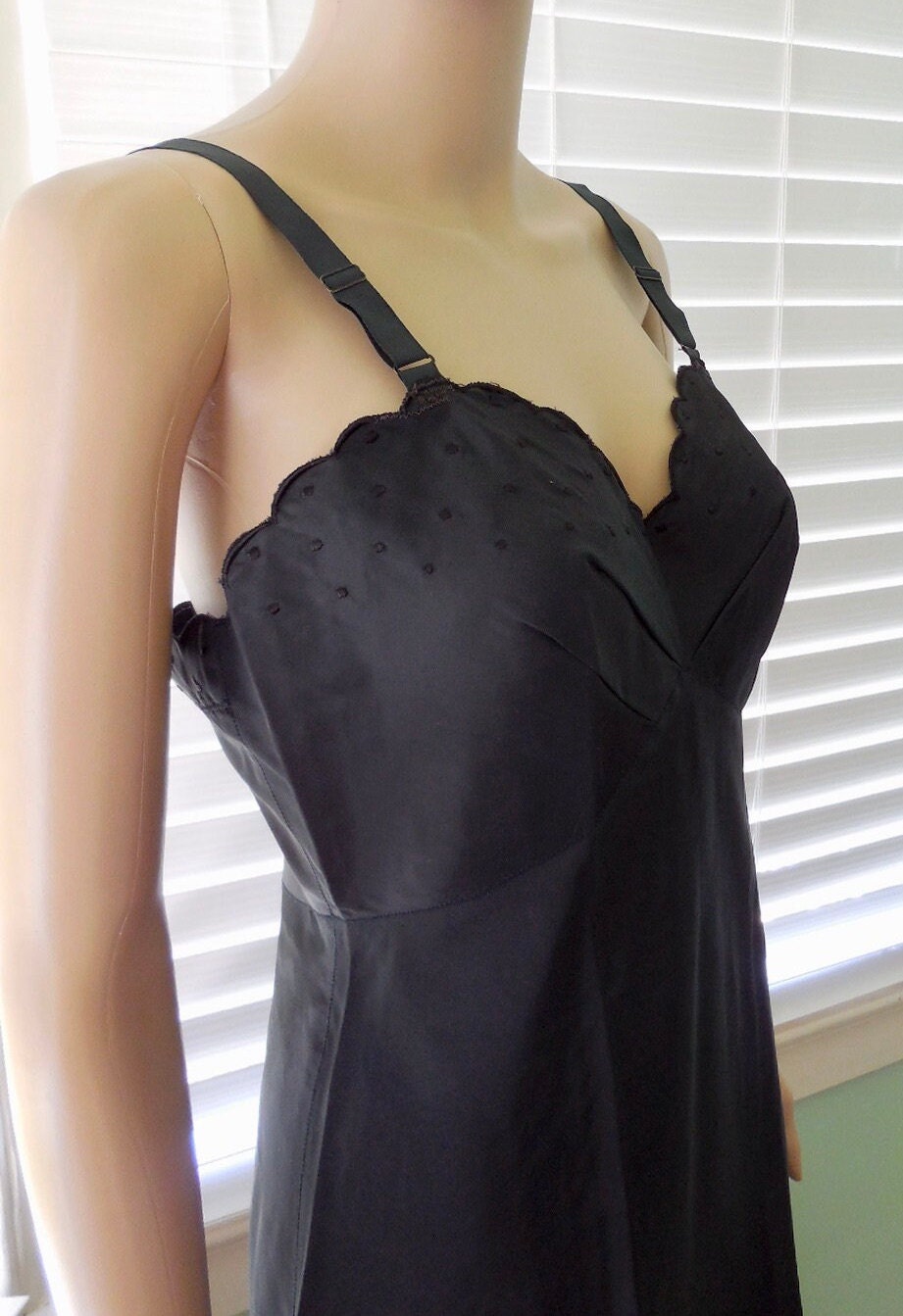 Schwarzer Taft Slip Barbizon Slip-Kleid-Seitliche Metall-Reißverschluss Kurze Schwarze Slip-stickerei Scalloped Mieder Hemline Größe 34 B von SeadawlVintage