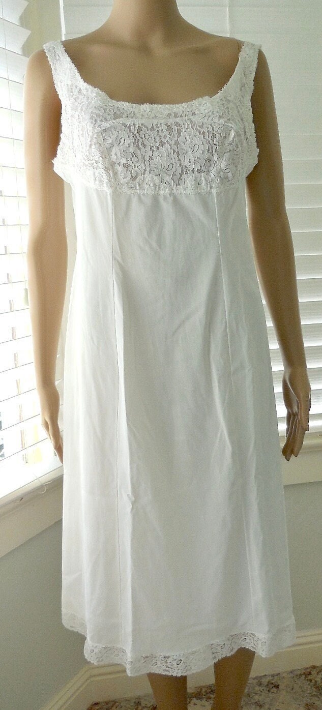 Weißer Midi Slip Henson Kickernick Vintage Kleid Spitzen Mieder Shelf Bh Tunika Low Back Größe 36 Made in Usa von SeadawlVintage