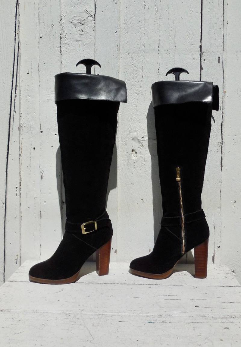 Wildleder Overknee Stiefel Report Signature Schwarze Wildleder High Heel Flap Over Schnalle Riemen Boho Chic Größe 7 M von SeadawlVintage