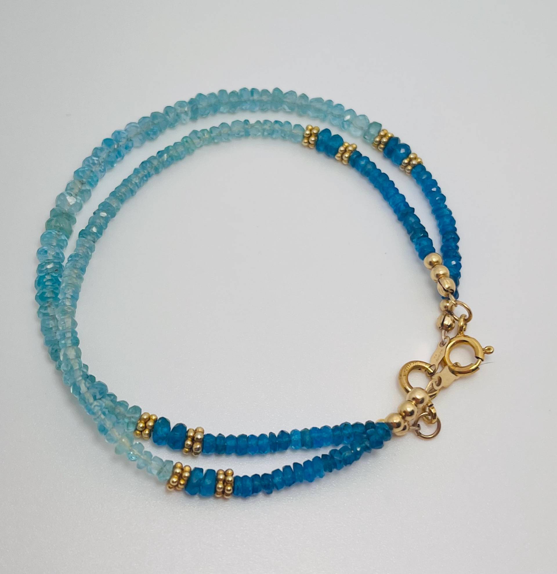 Apatit Perlen Armband 14K Gold Filled, Neon Aqua Blau, Mikro Facettiert Apatit Perlen Armband 14K Gold Filled, Neon Aqua Blau, Mikro Facettiert von SeaglassGemsbyCherie