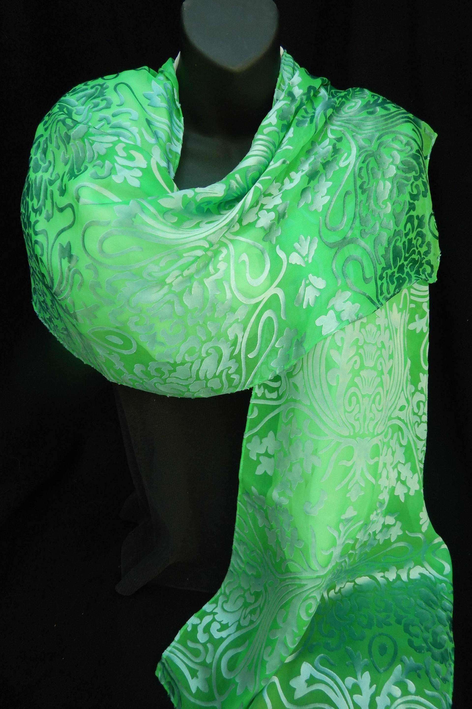 Handgefärbter Devore Seiden-Schal Ice Blau, Grüne Chiffon | 14 X 72 Arabesque Design Handgefärbter Devore Seiden-Schal Ice Blau, Grüne Chiffon | 14 X 72 Arabesque Design von SeaglassSilks