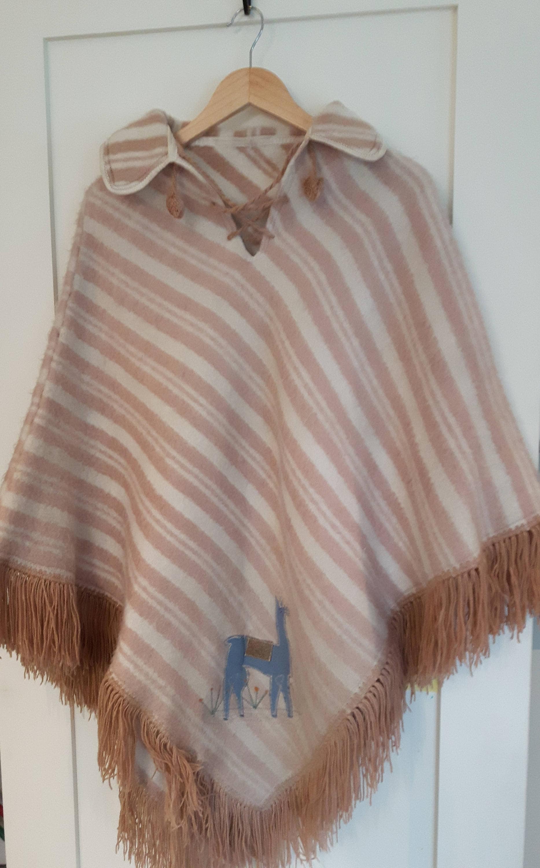 Vintage Handgemachte Wolle Poncho, Gestreift, Lama Design Auf Der Vorderseite von SeaglassVintageFinds