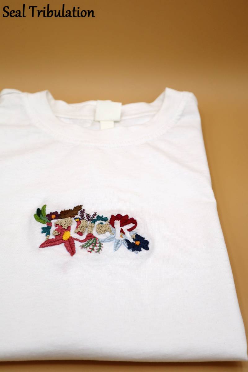 Càzzu-T-Shirt - Handbesticktes T-Shirt Mit Einem Großen Wort, Umgeben Von Einer Blume Auf Englisch Càzzu-T-Shirt - Handbesticktes T-Shirt Mit Einem Großen Wort, Umgeben Von Einer Blume Auf Englisch von SealTribulation