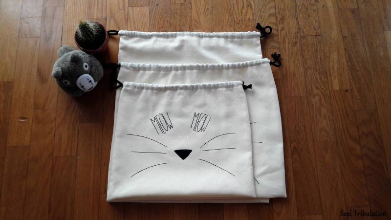 Gattu Kordelzugbeutel - Handbemalte Baumwoll-Kordelzugtasche Mit Katzenkopfmuster Gattu Kordelzugbeutel - Handbemalte Baumwoll-Kordelzugtasche Mit Katzenkopfmuster von SealTribulation