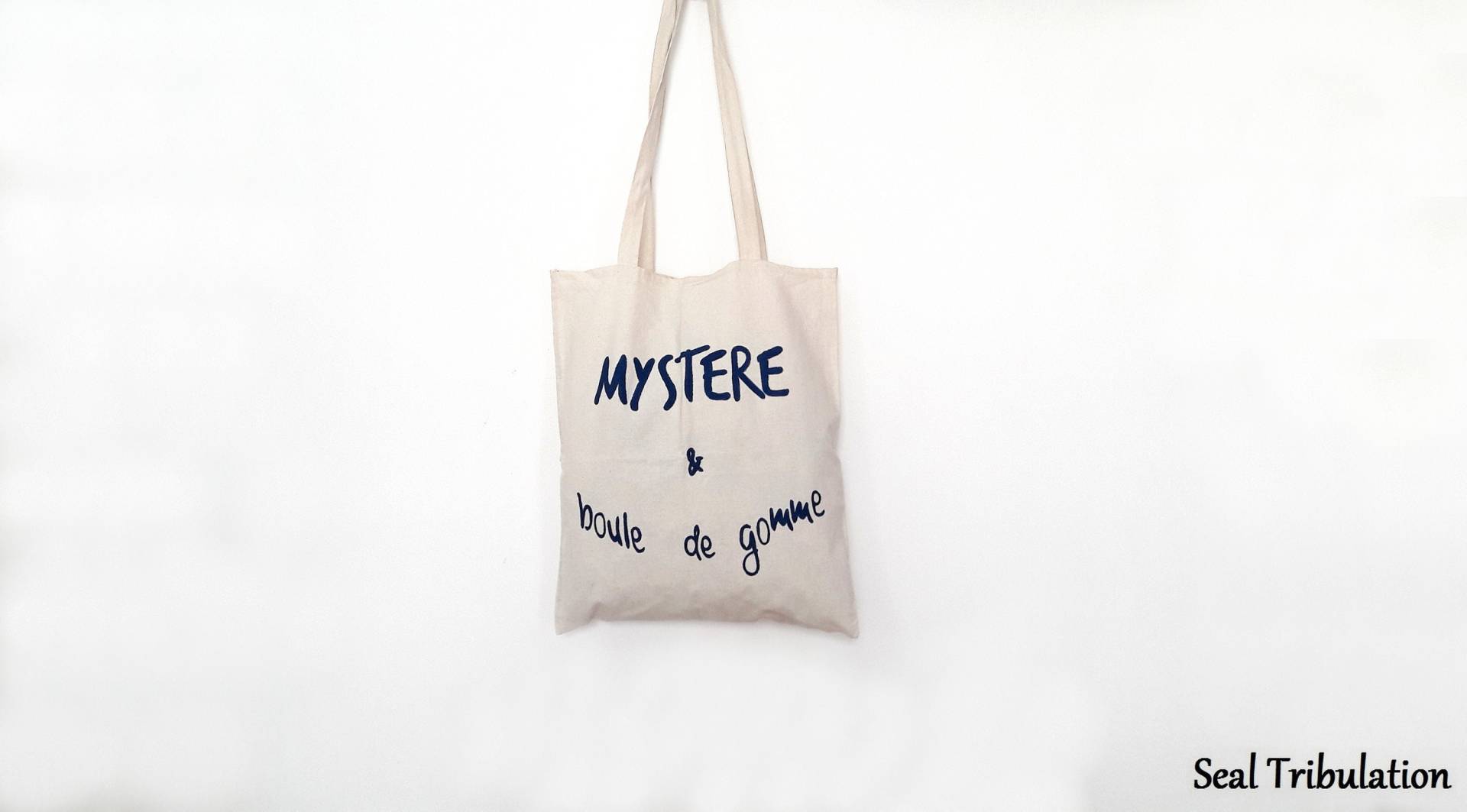 Misteru-Einkaufstasche - Baumwolltasche Mit Langen Henkeln, Geheimnisvollem Spruch Und Kaugummiknäuel Misteru-Einkaufstasche - Baumwolltasche Mit Langen Henkeln, Geheimnisvollem Spruch Und Kaugummiknäuel von SealTribulation