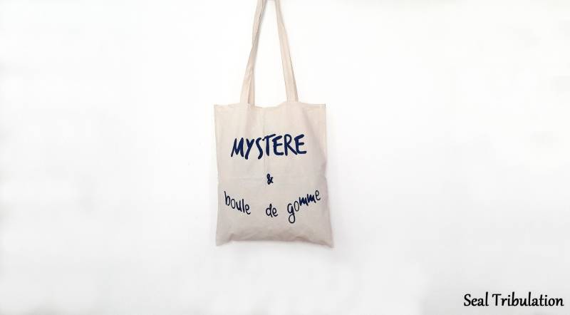 Misteru-Einkaufstasche - Baumwolltasche Mit Langen Henkeln, Geheimnisvollem Spruch Und Kaugummiknäuel Misteru-Einkaufstasche - Baumwolltasche Mit Langen Henkeln, Geheimnisvollem Spruch Und Kaugummiknäuel von SealTribulation