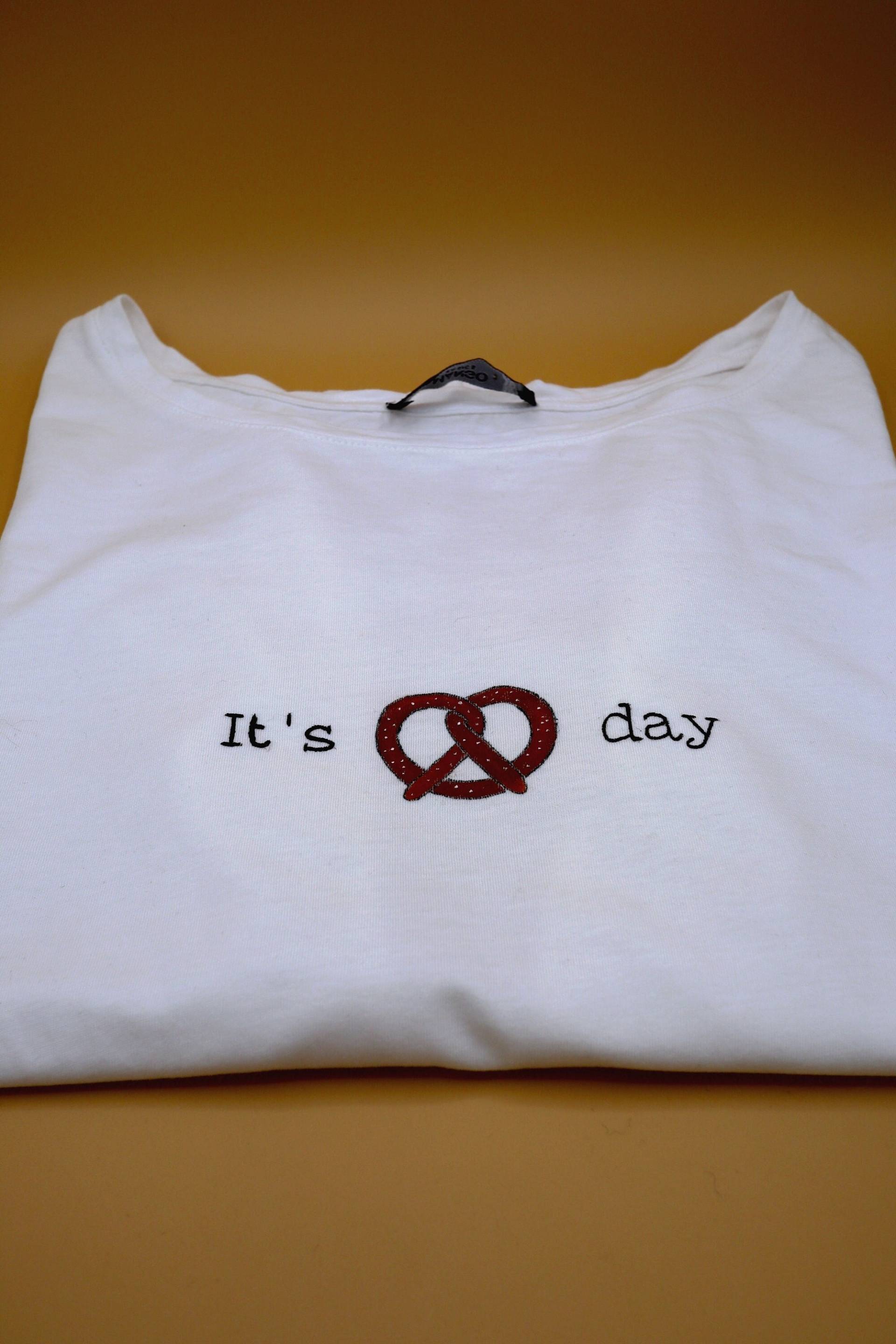 Pretz T-Shirt - Handbemaltes Weißes T-Shirt, Es Ist Brezeltag Pretz T-Shirt - Handbemaltes Weißes T-Shirt, Es Ist Brezeltag von SealTribulation