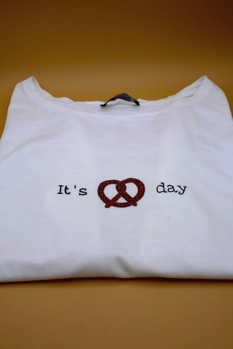 Pretz T-Shirt - Handbemaltes Weißes T-Shirt, Es Ist Brezeltag Pretz T-Shirt - Handbemaltes Weißes T-Shirt, Es Ist Brezeltag von SealTribulation