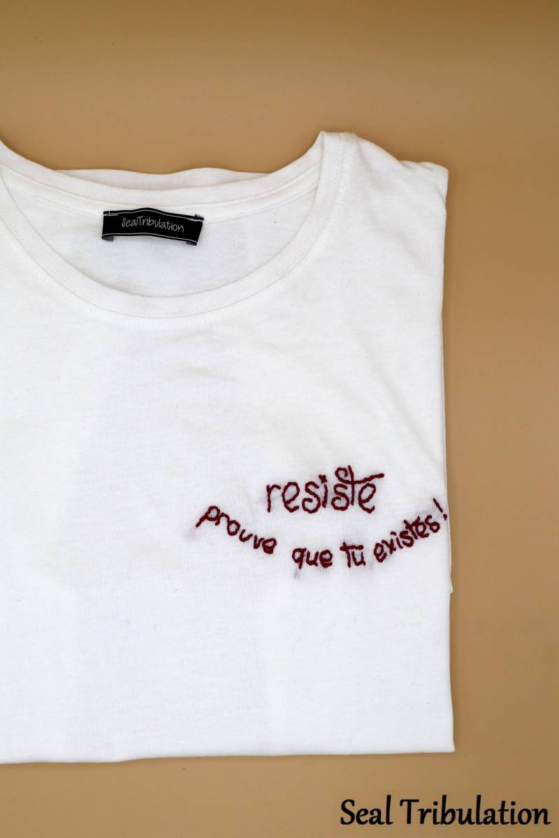 Rivo T-Shirt - Weißes Handbesticktes Resist Rivo T-Shirt - Weißes Handbesticktes Resist von SealTribulation
