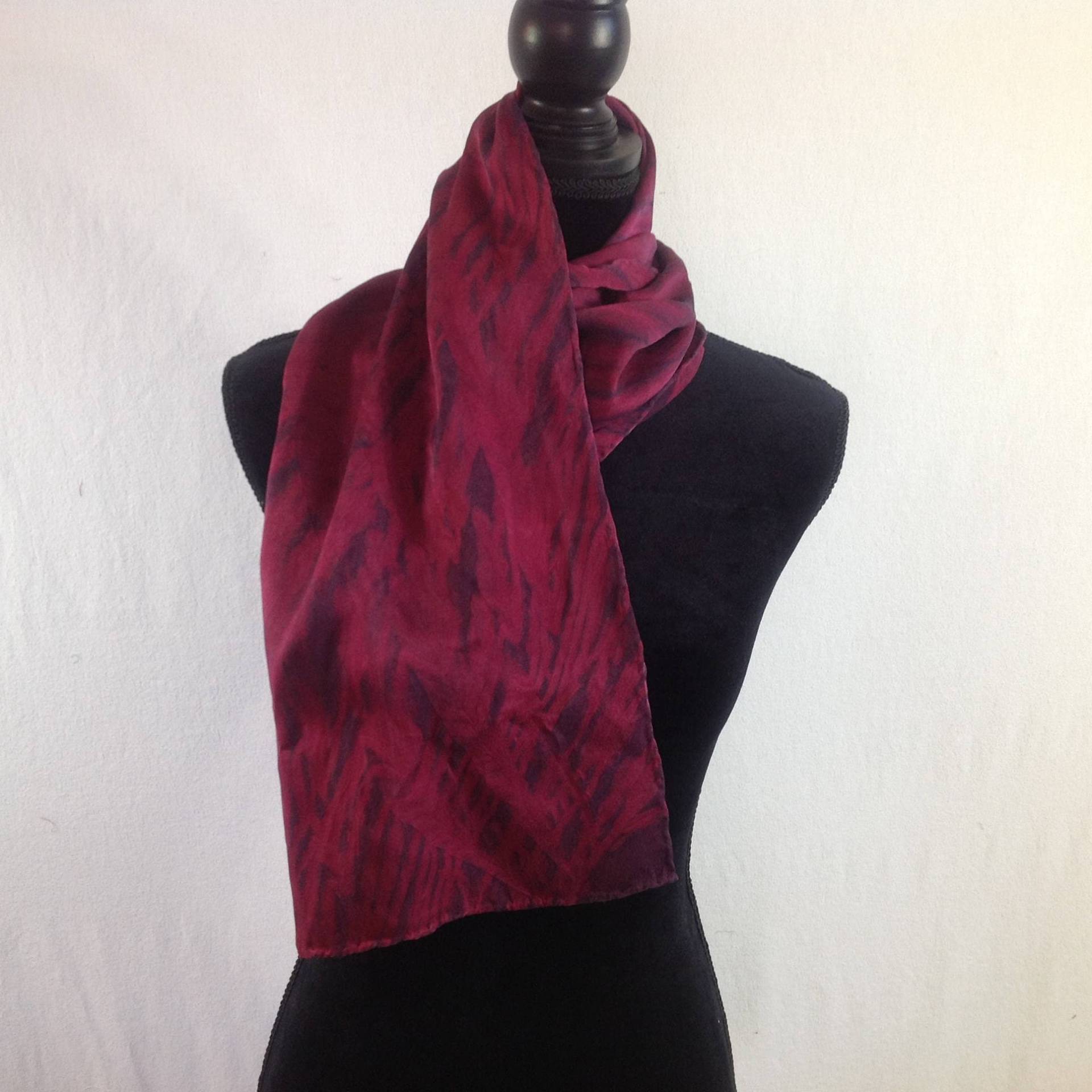 Satin Seide Schal, Shibori Arashi Design Mit Cochenille Und Indigo-Farbstoff, Alaun Beize Satin Seide Schal, Shibori Arashi Design Mit Cochenille Und Indigo-Farbstoff, Alaun Beize von SealrocktextilesShop