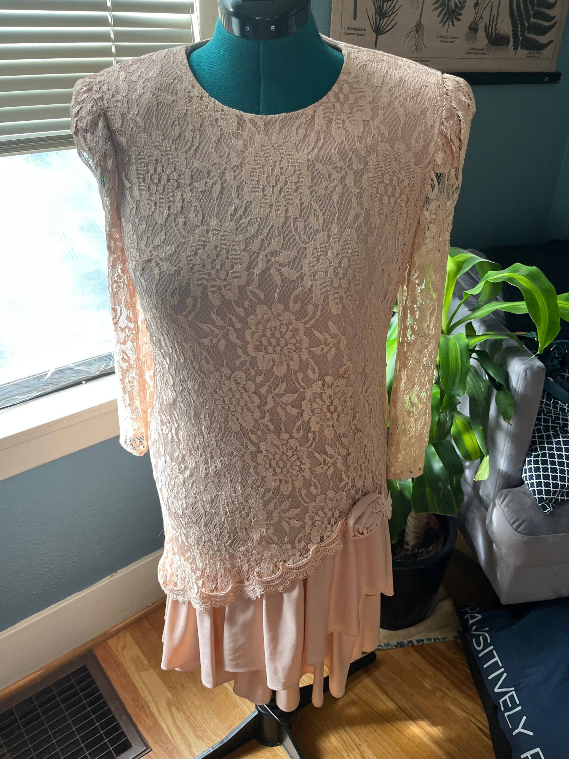 Vintage 80Er Jahre Dusty Rose David Marken Spitzen Overlay Kleid Mit Blumen Detail Und Peek Bottom 100% Polyester Futter von SeamlessinSeattle