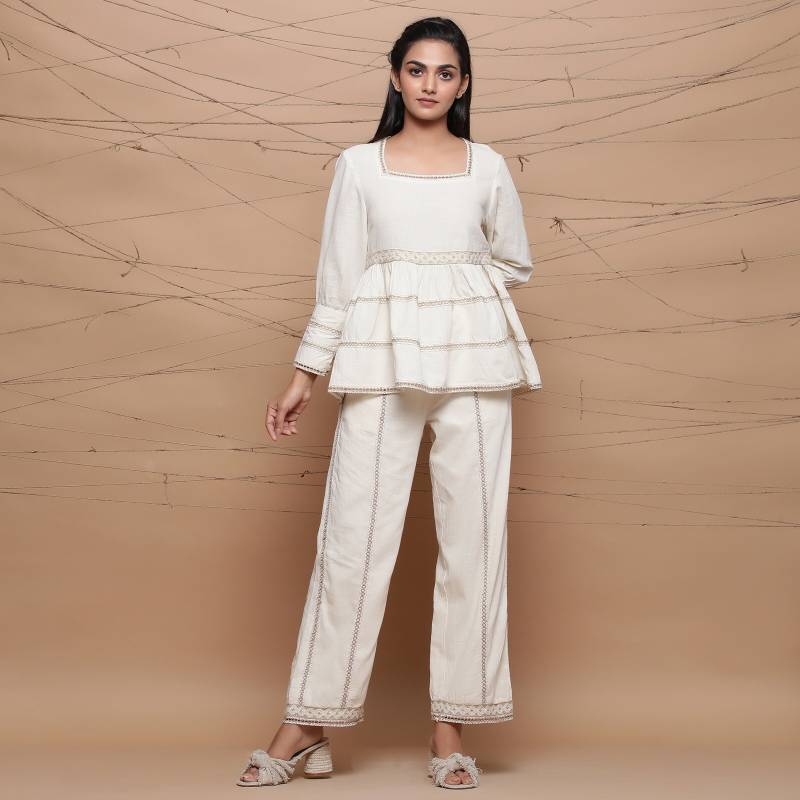 Chic Jute Geschnürtes Schößchen Top Und Hose Set, Baumwoll Musselin Passende Co-Ord Sets, Anpassbares Ungefärbtes Ecru Set von SeamsFriendlyIndia
