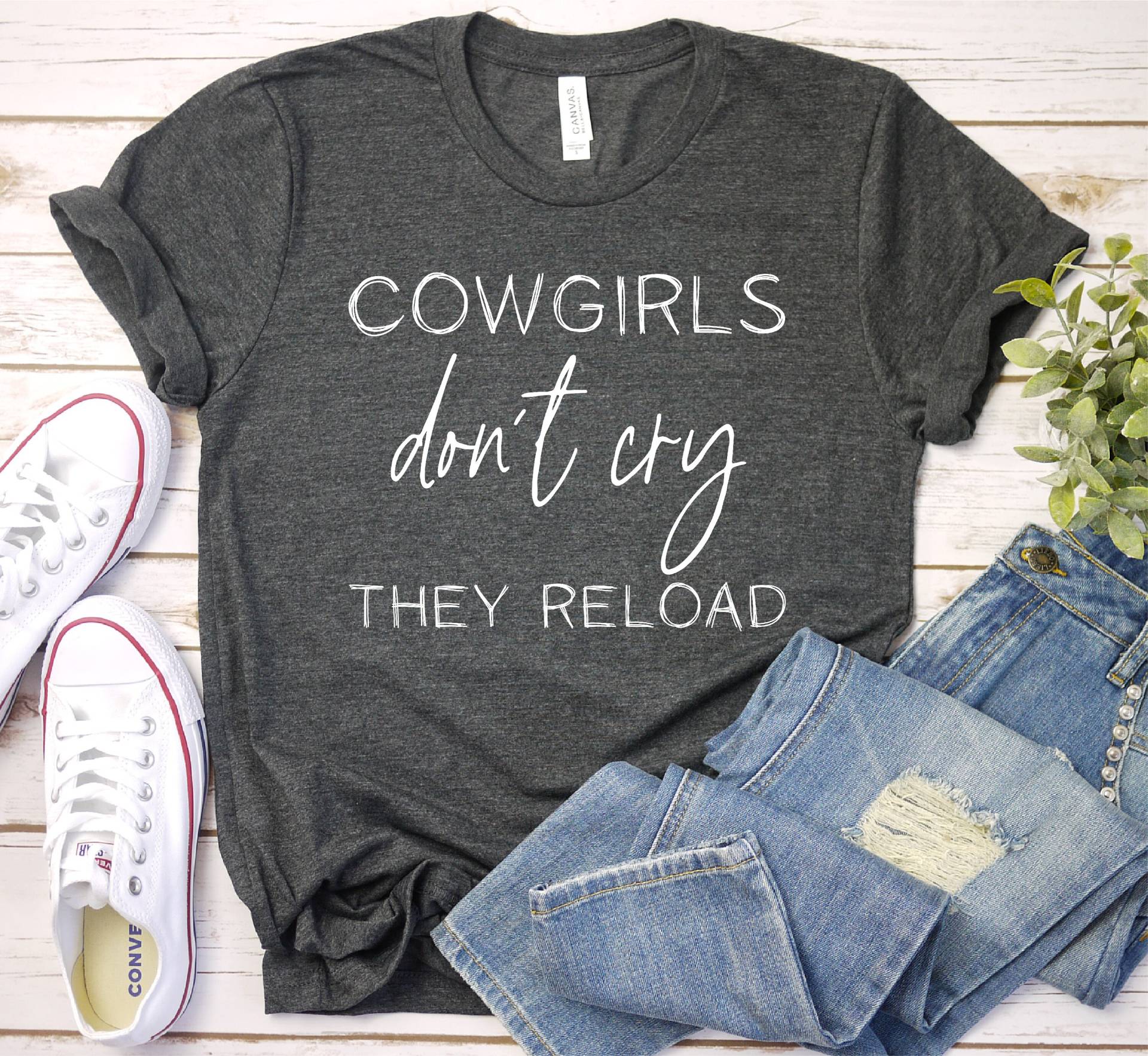 Cowgirls Weinen Nicht, Sie Laden Neu, Country-Musik-T-Shirt, Süßes Frauen-Shirt, Konzert-T-Shirt, Südliches Rodeo-Grafik-Cowgirl-Western-T-Shirt von SeamsToBeShirts