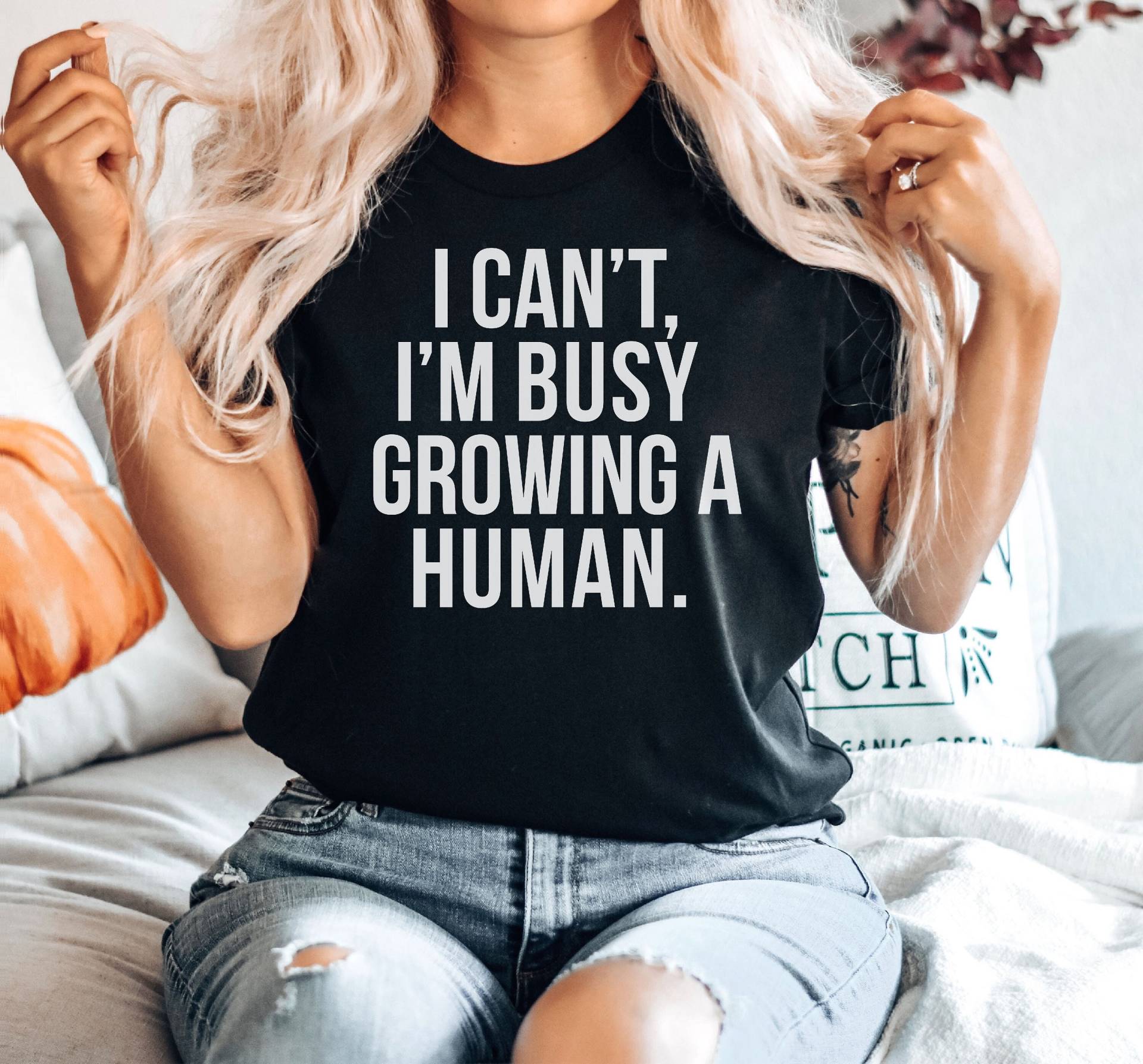 I Can't I'm Busy Growing A Human Shirt, Lustiges Schwangerschaftsshirt, Umstandsshirt, Süßes Umstands-T-Shirt, Premium Herren Frauen Unisex Shirt von SeamsToBeShirts