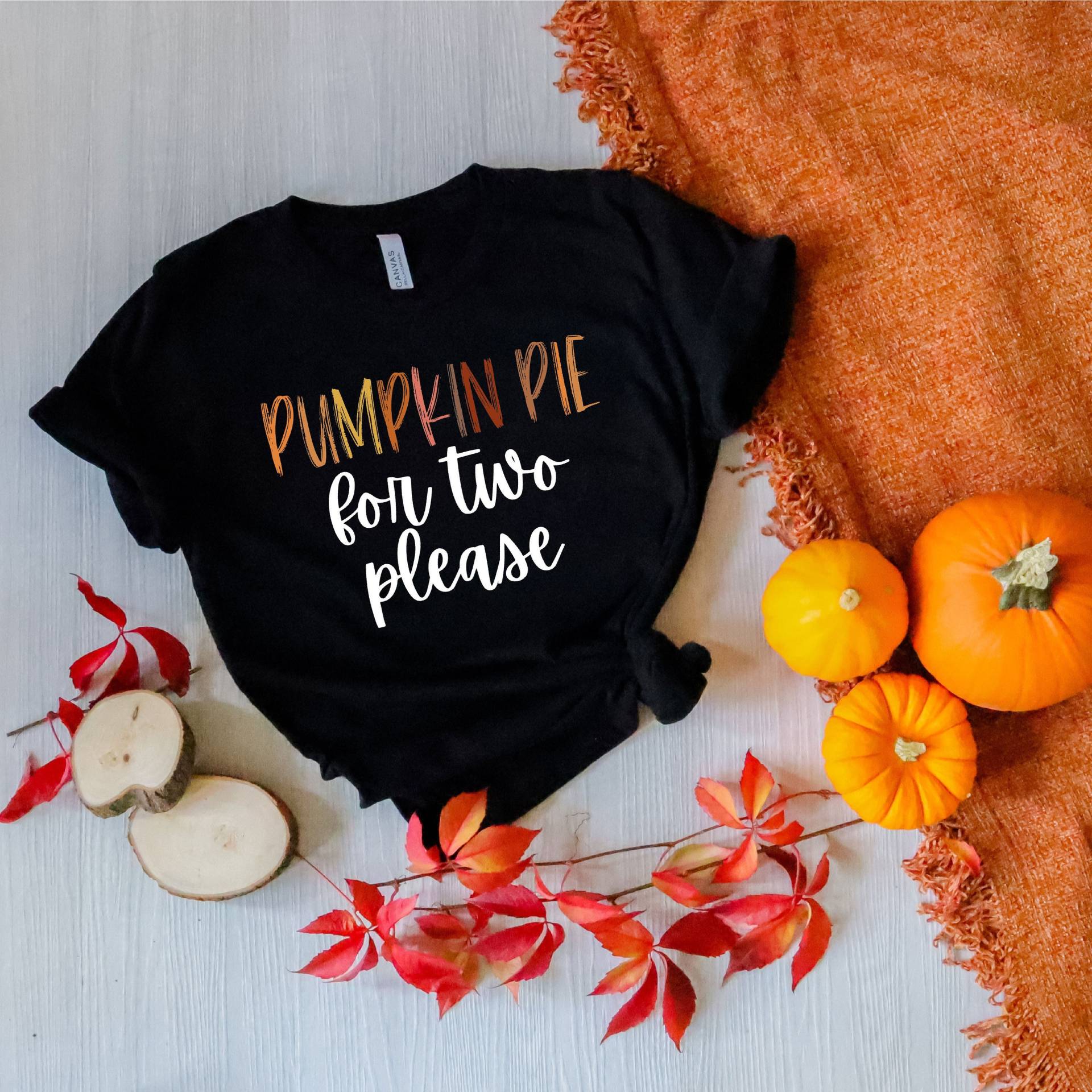 Kürbis Kuchen Für Zwei Bitte Shirt, Schwangerschaft Ankündigung Schwangere Danksagung Thanksgiving Mutterschaft, Baby Shirt von SeamsToBeShirts