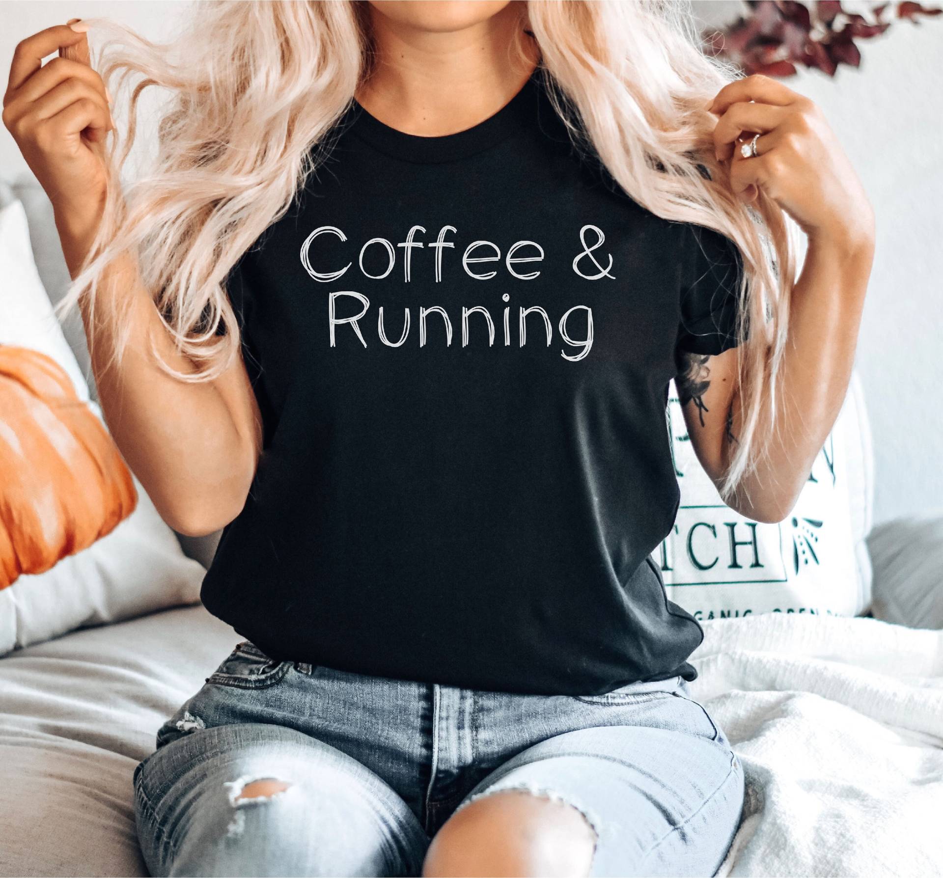 Laufshirt, Läufer Shirt, Workout T Fitness Kaffee Und Laufen, Mama, Premium Herren Damen Unisex Shirt von SeamsToBeShirts