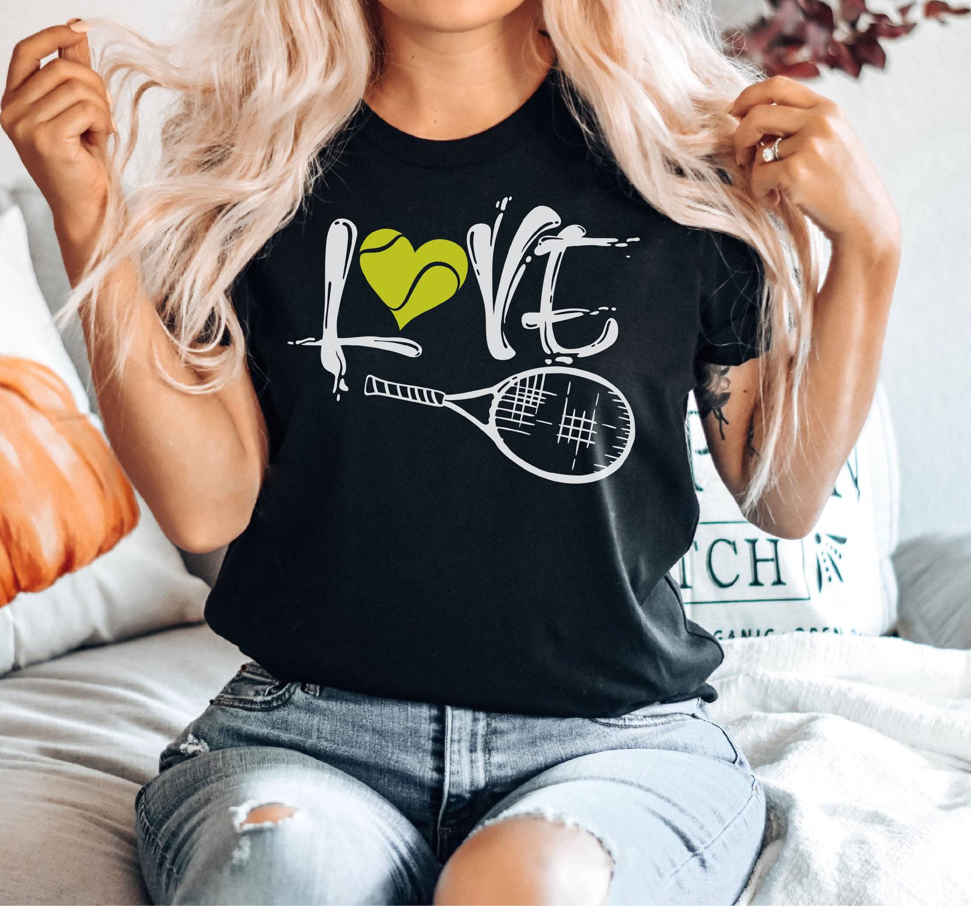 Liebe Tennis Shirt, Valentinstag Geschenk Für Ihn, Mama Frauen, Sport Freund Sie von SeamsToBeShirts